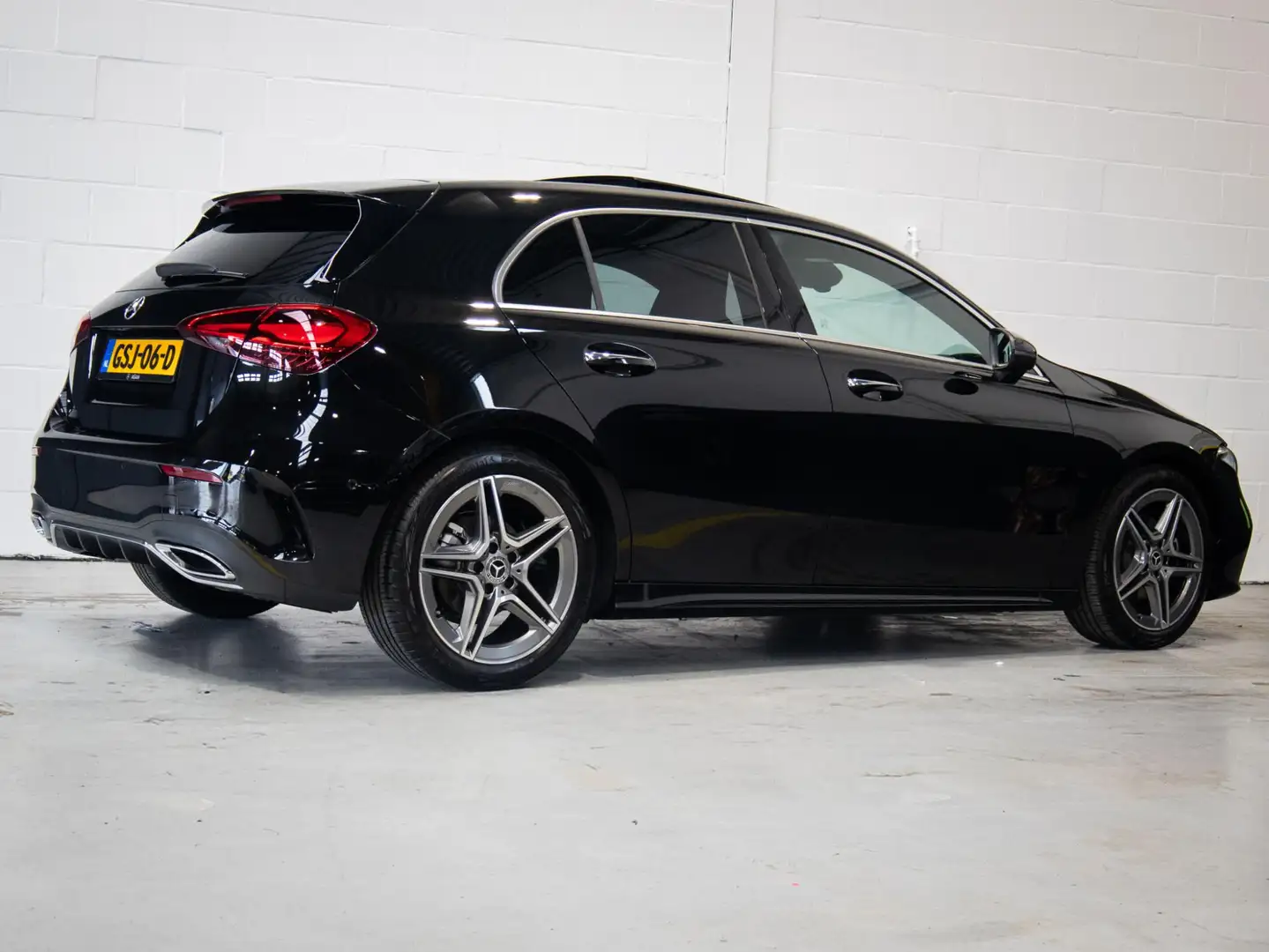 Mercedes-Benz A 180 Hatchback Star Edition AMG Line Panorama dak Zwart - 2