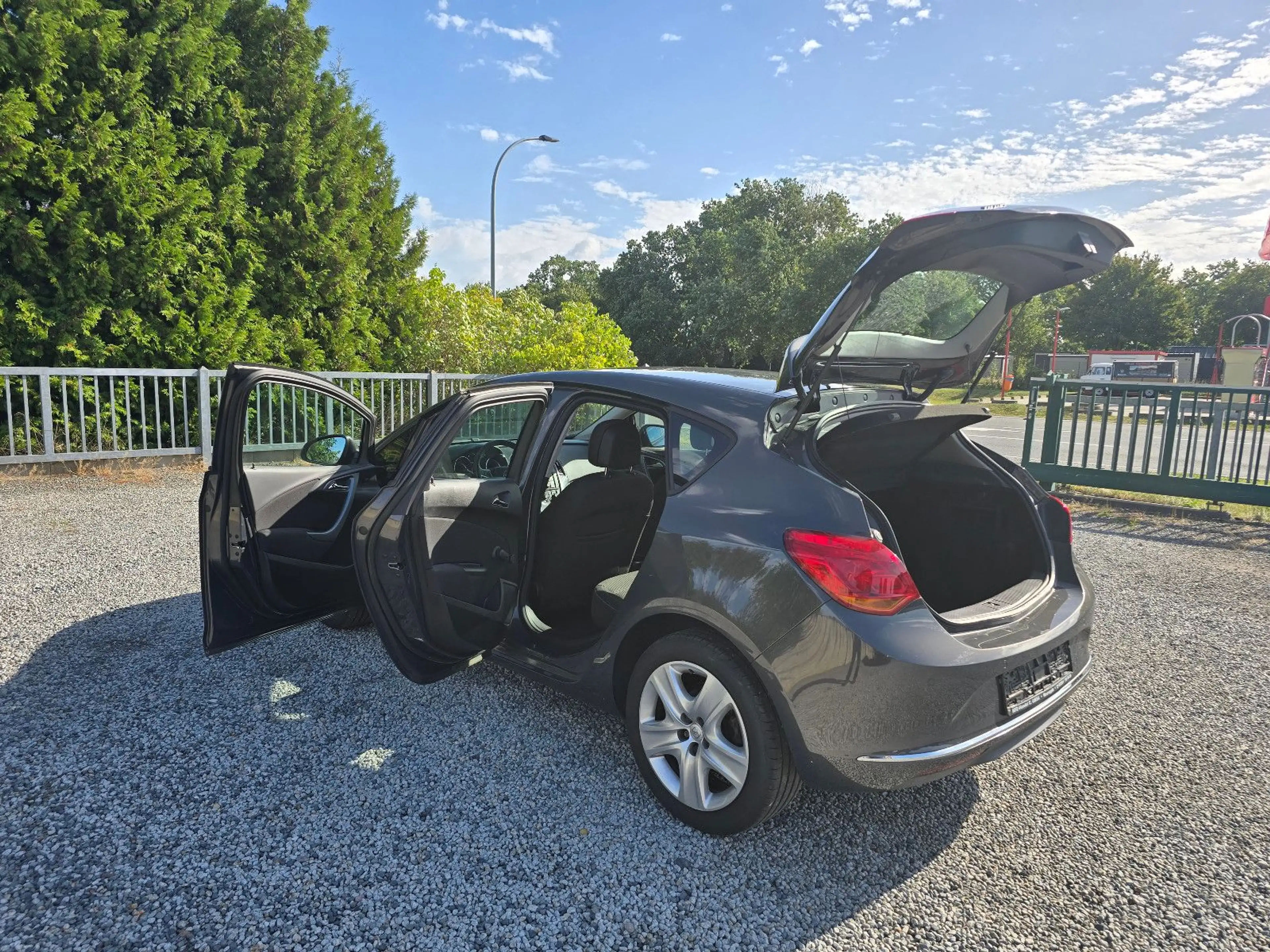Opel Astra J Lim. 5-trg. Edition TÜV NEU — photo 9