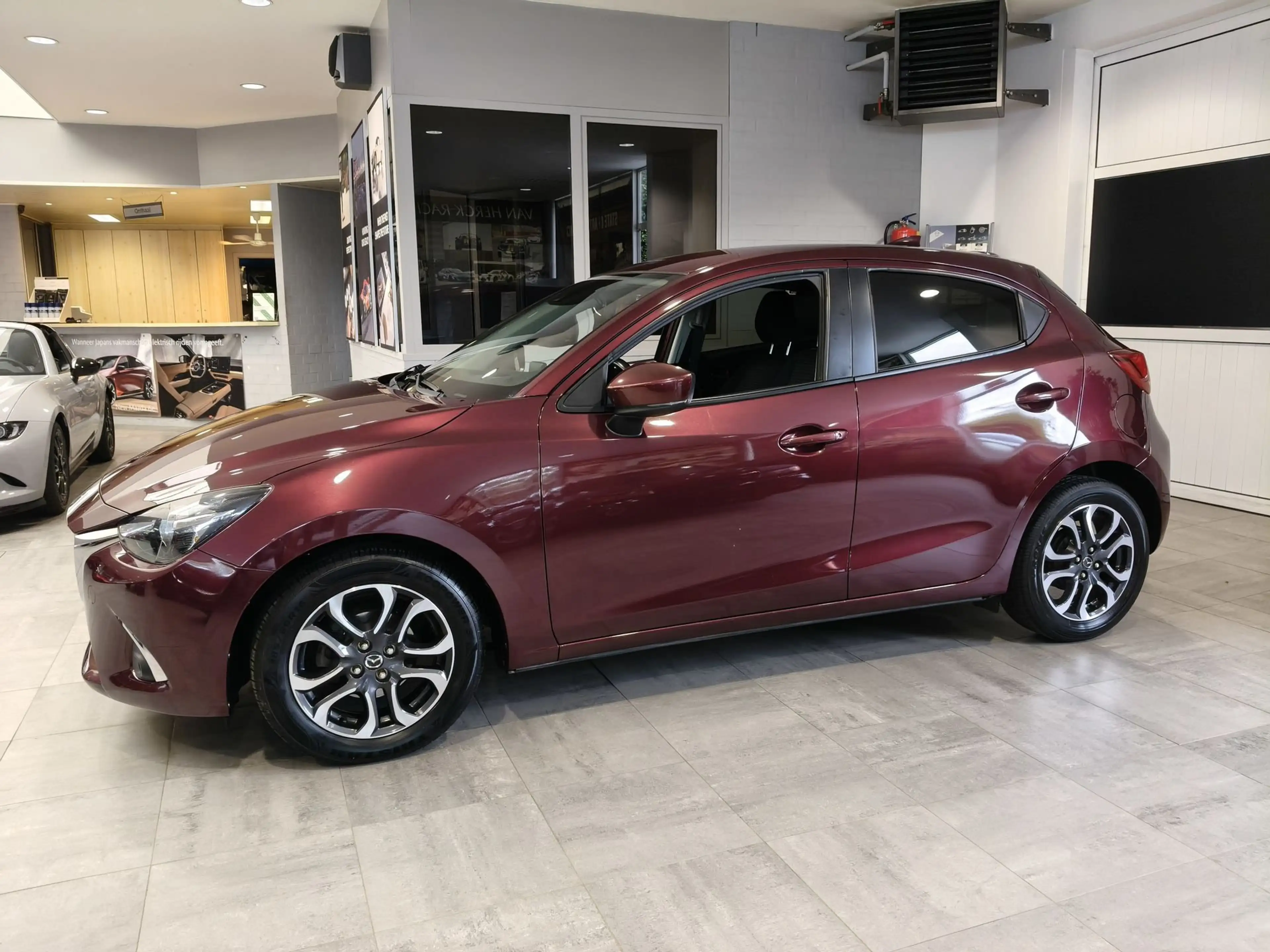 Mazda 2 1.5 SKYACTIV-G Hakoné — photo 3