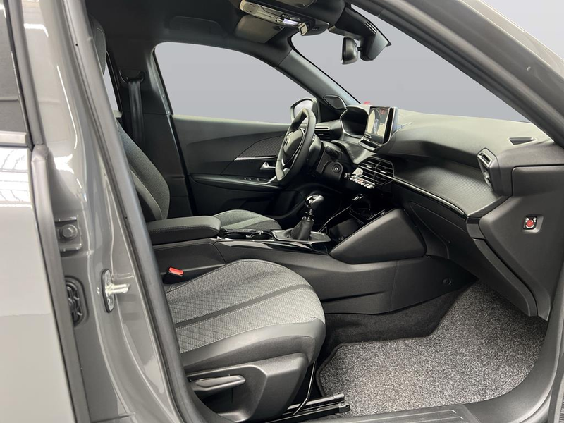 Peugeot 2008 1.2 PureTech 100 Allure — photo 10