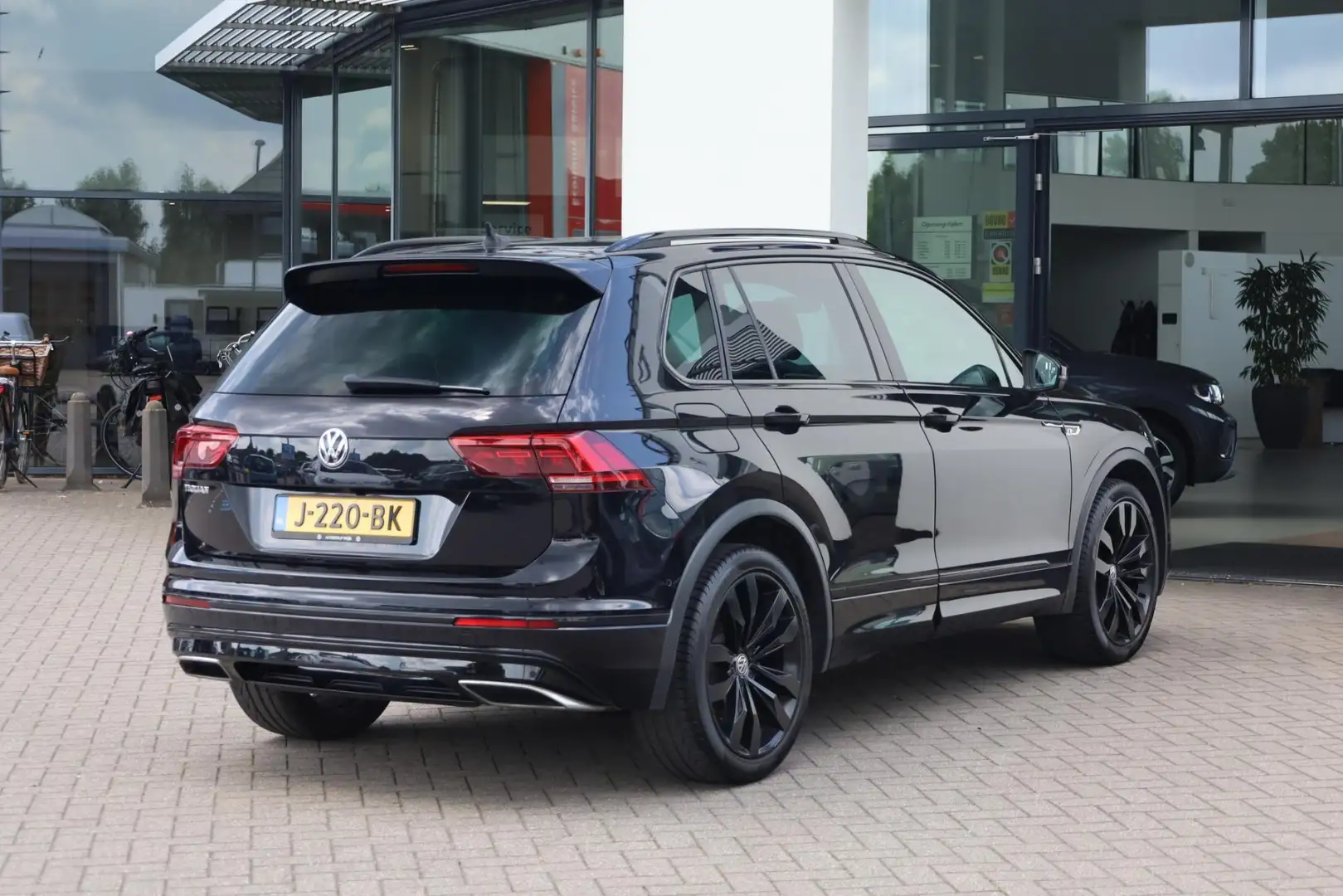 Volkswagen Tiguan 1.5 TSI ACT Highline 150PK/ 110kW DSG, NL auto 1e Noir - 2