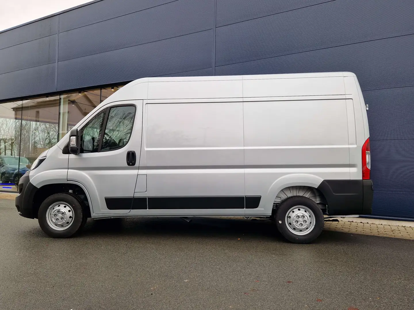 Peugeot Boxer 2.2 BlueHDi  140Ch  --- L2H2 - Gri - 2