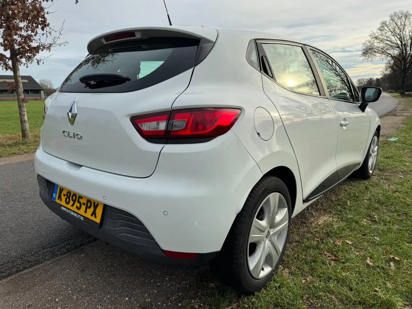 Renault Clio 1.2 16V met navigatie en stoelverwarming Wit - 2