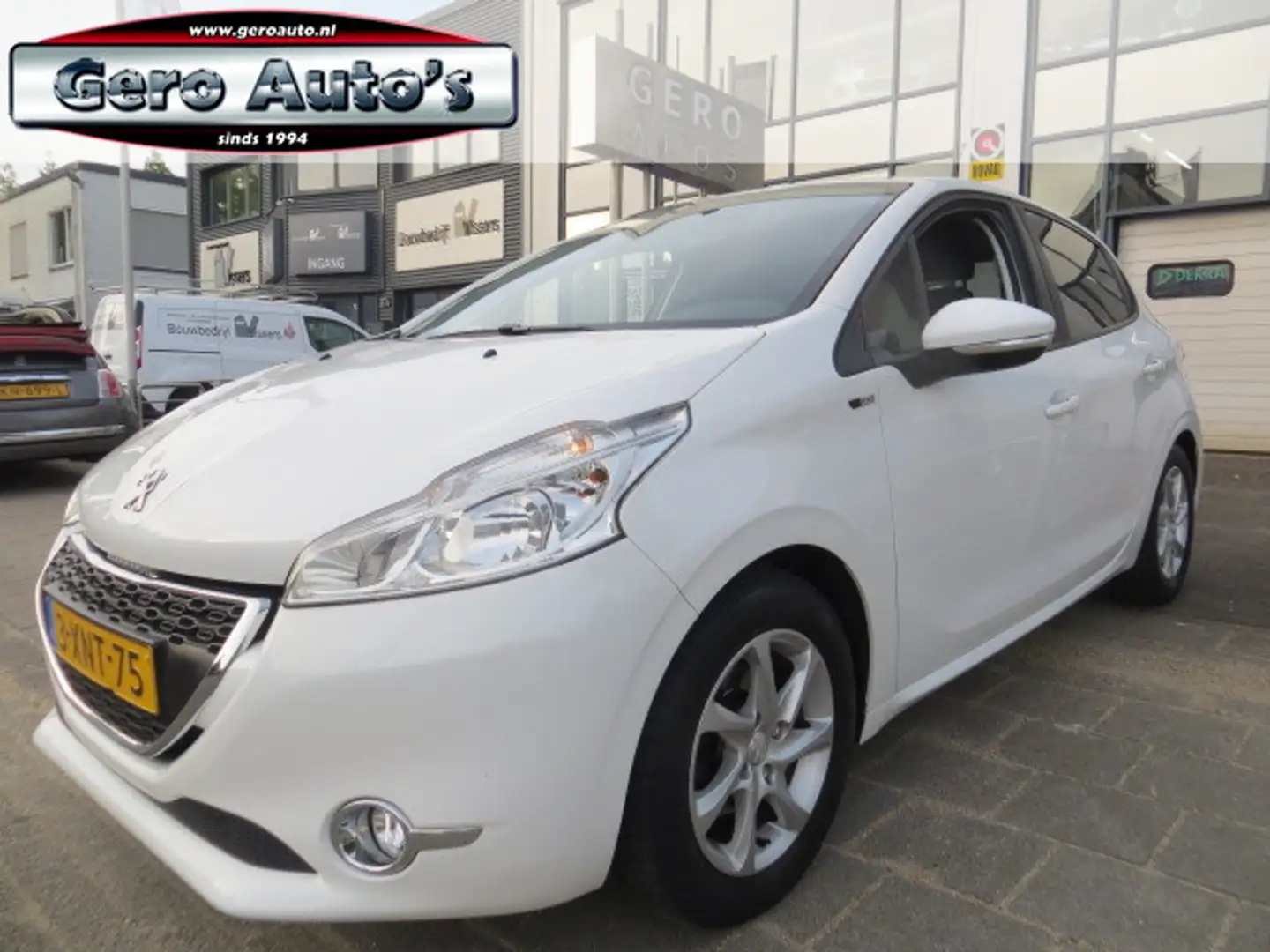 Peugeot 208 1.2 PureTech Style 5 drs automaat nl-auto ,airco,c Wit - 1