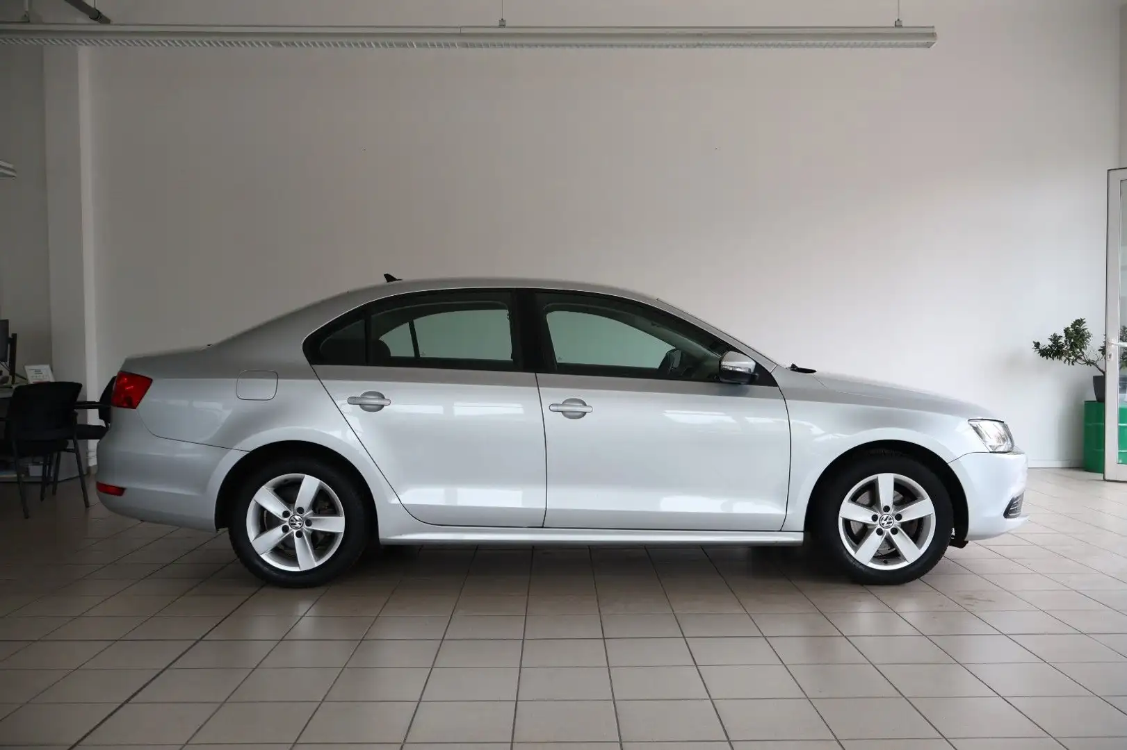 Volkswagen Jetta VI Comfortline Navi PDC Tempomat Klimaaut. Silver - 2