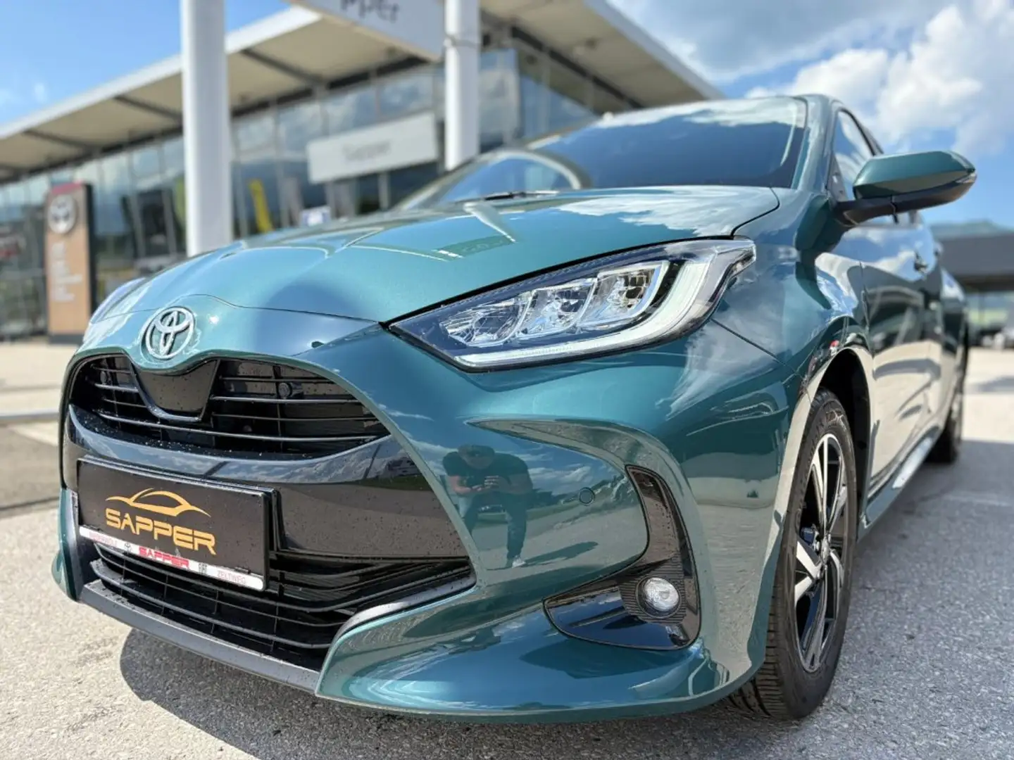 Toyota Yaris 1,5 VVT-i Hybrid Active Drive Grün - 2