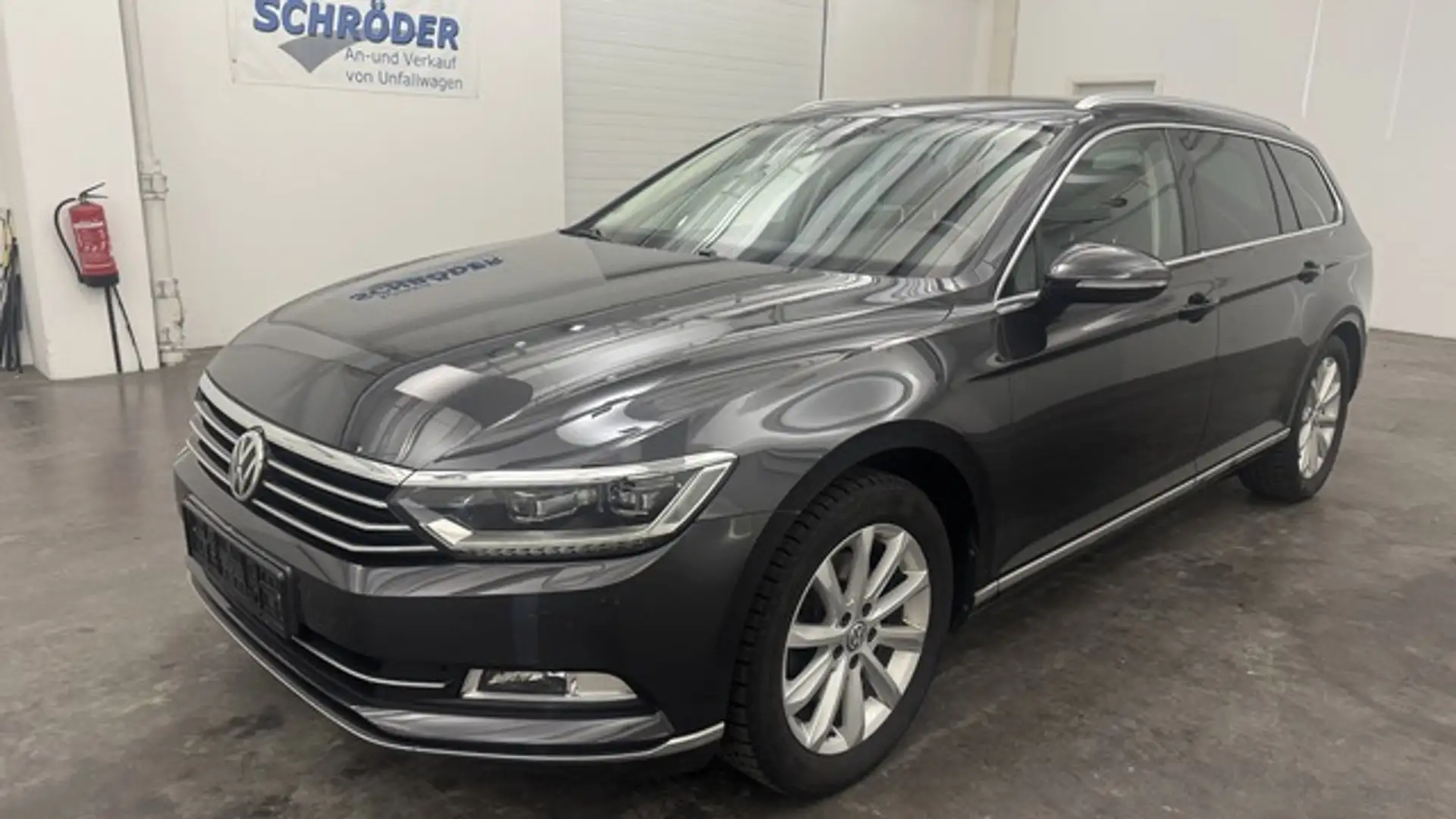 Volkswagen Passat Var. Highline BMT DSG *SHZ*8-fach* Grau - 2
