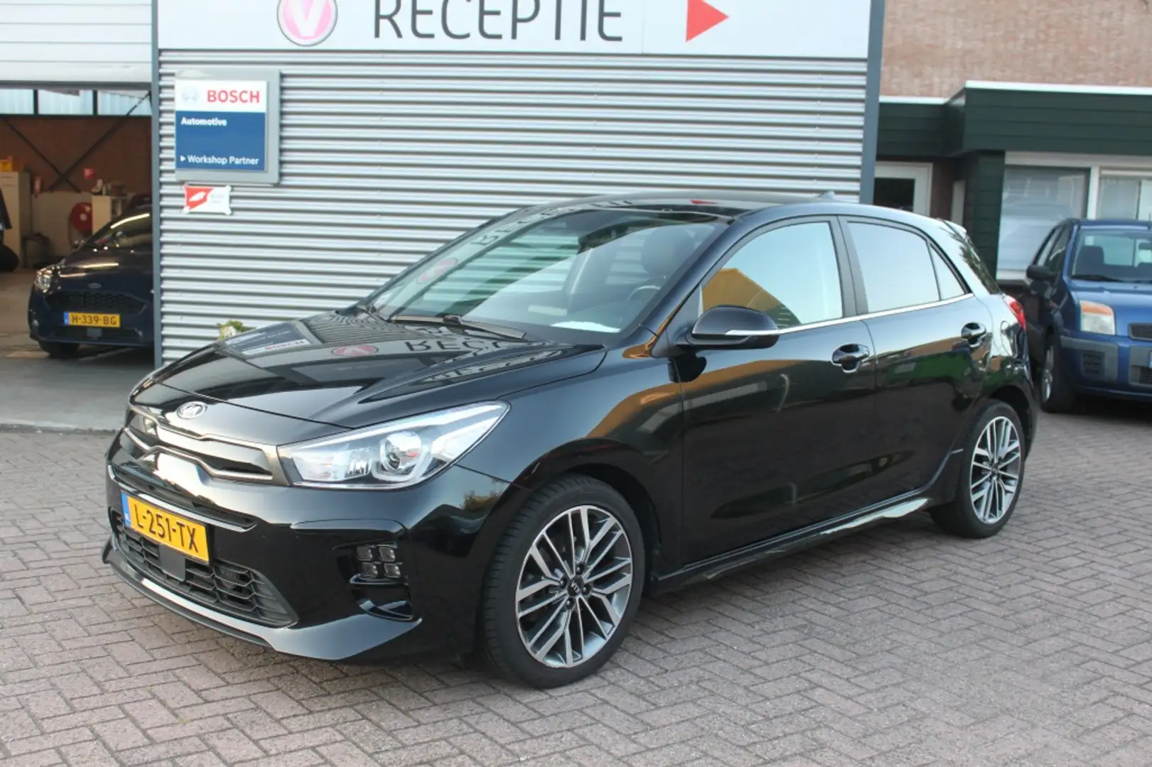 Kia Rio 1.0 T-GDi MHEV GT-L. navi, stuurverw, stoelverw. a Zwart - 1