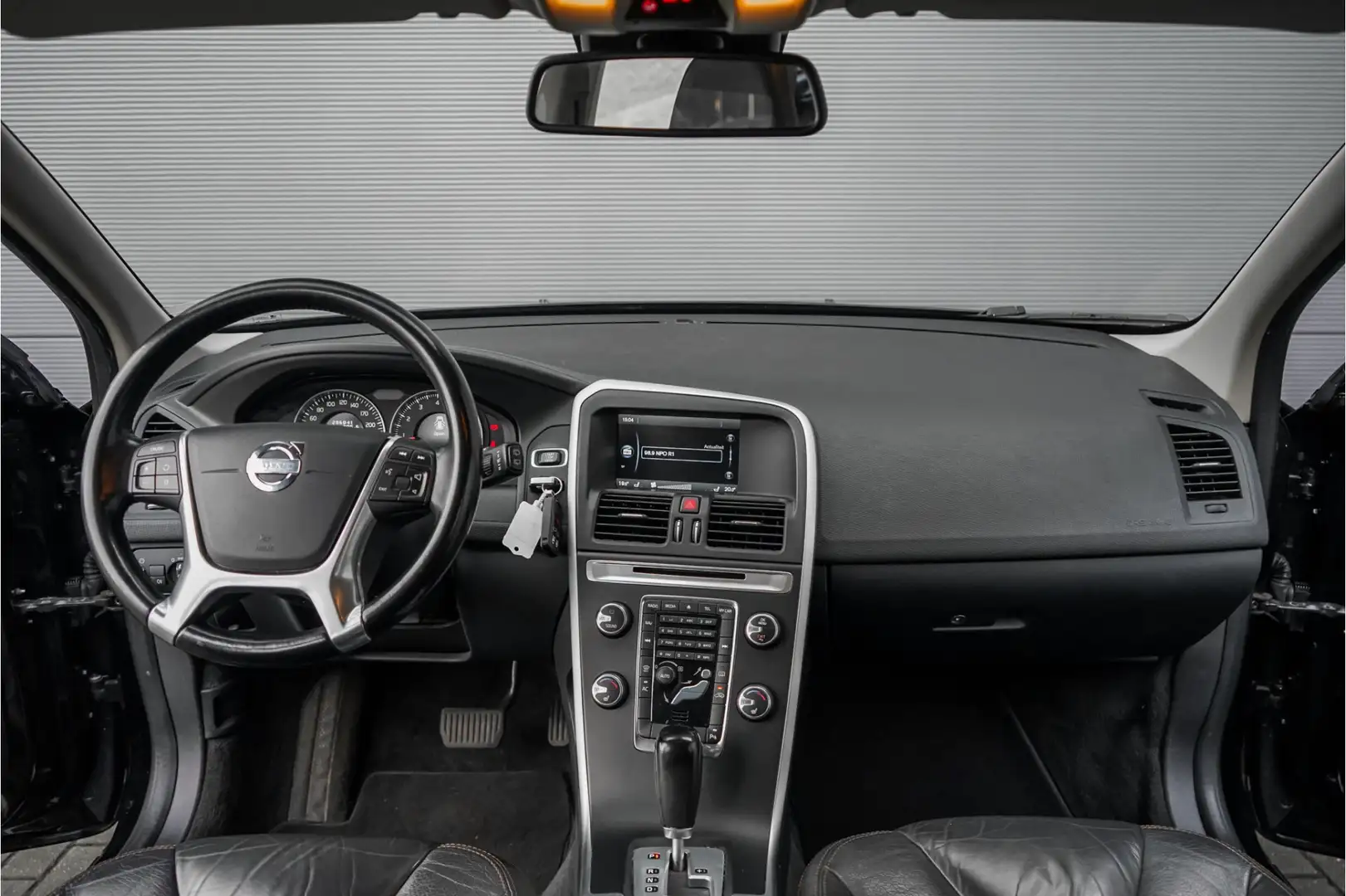 Volvo XC60 2.0T Kinetic Automaatstoring lees tekst Zwart - 2