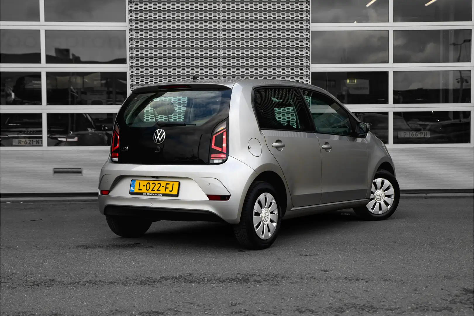 Volkswagen up! 1.0 | Cruise Controle | Camera | Climatronic | PDC Grijs - 2