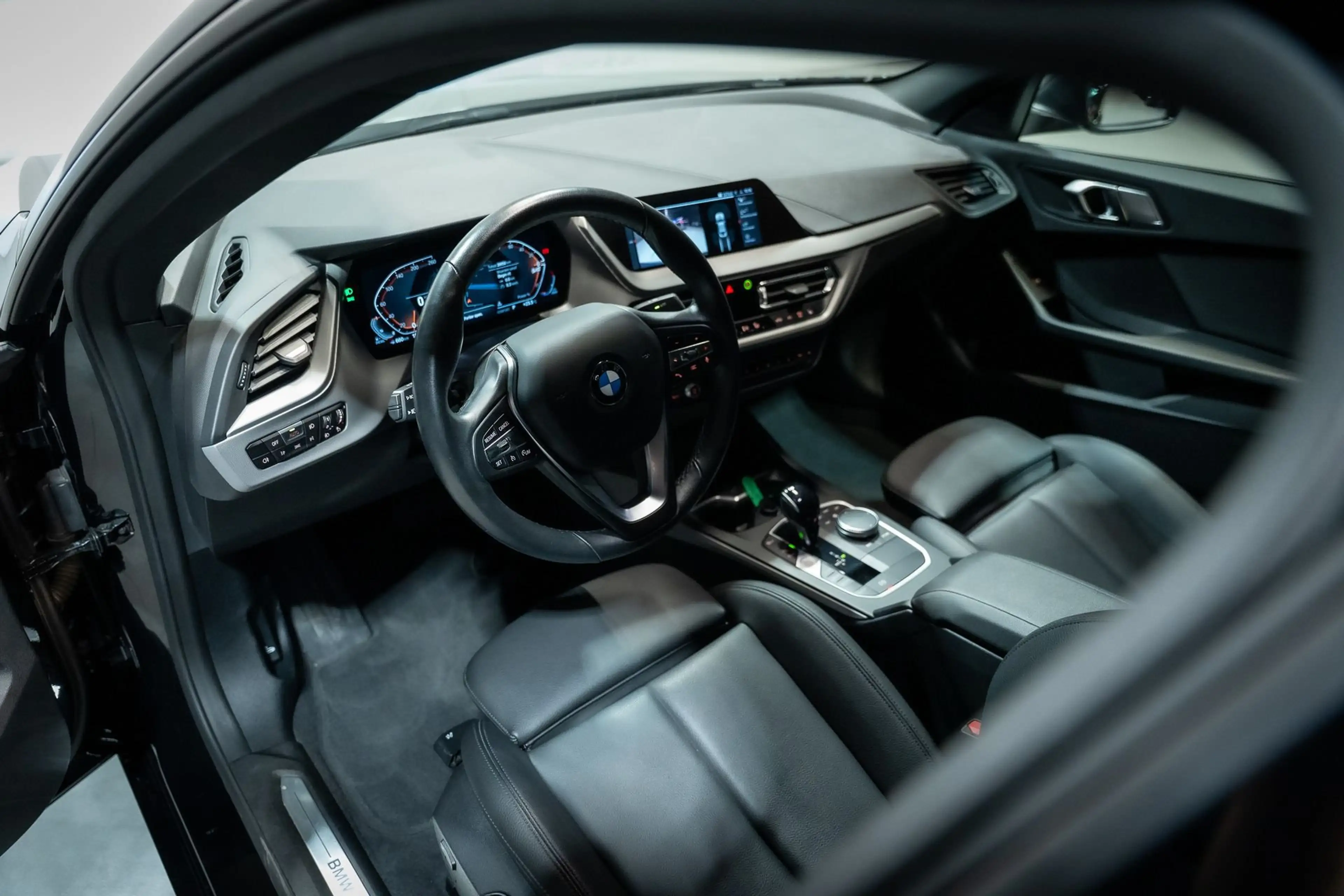 BMW 216 216d — photo 10