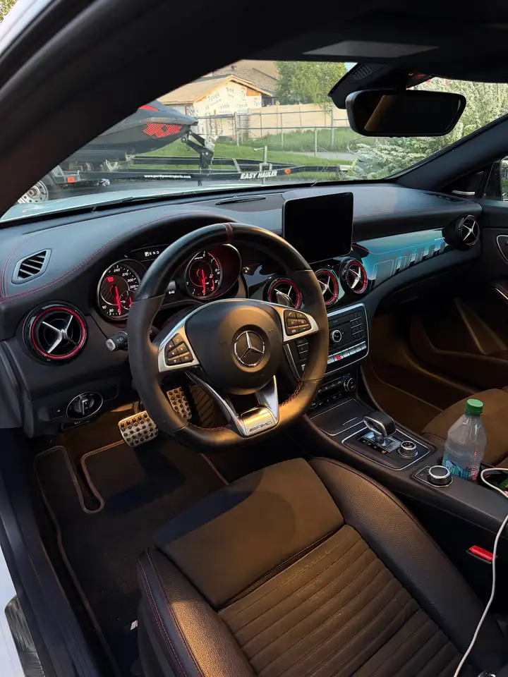 Mercedes-Benz CLA снимка Mercedes-Benz CLA