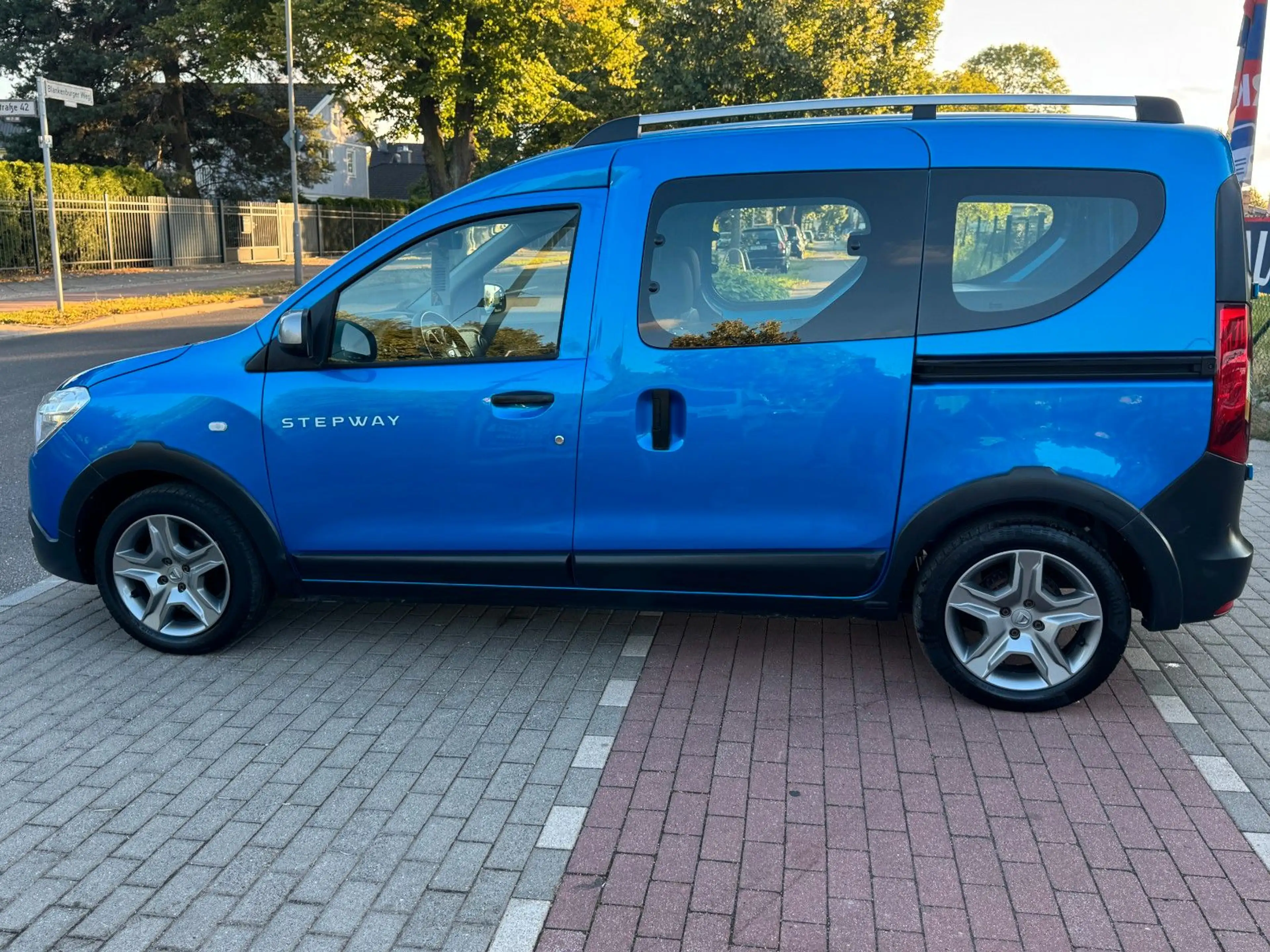 Dacia Dokker Stepway 1.6*Navi*Tempomat*PDC* — photo 7