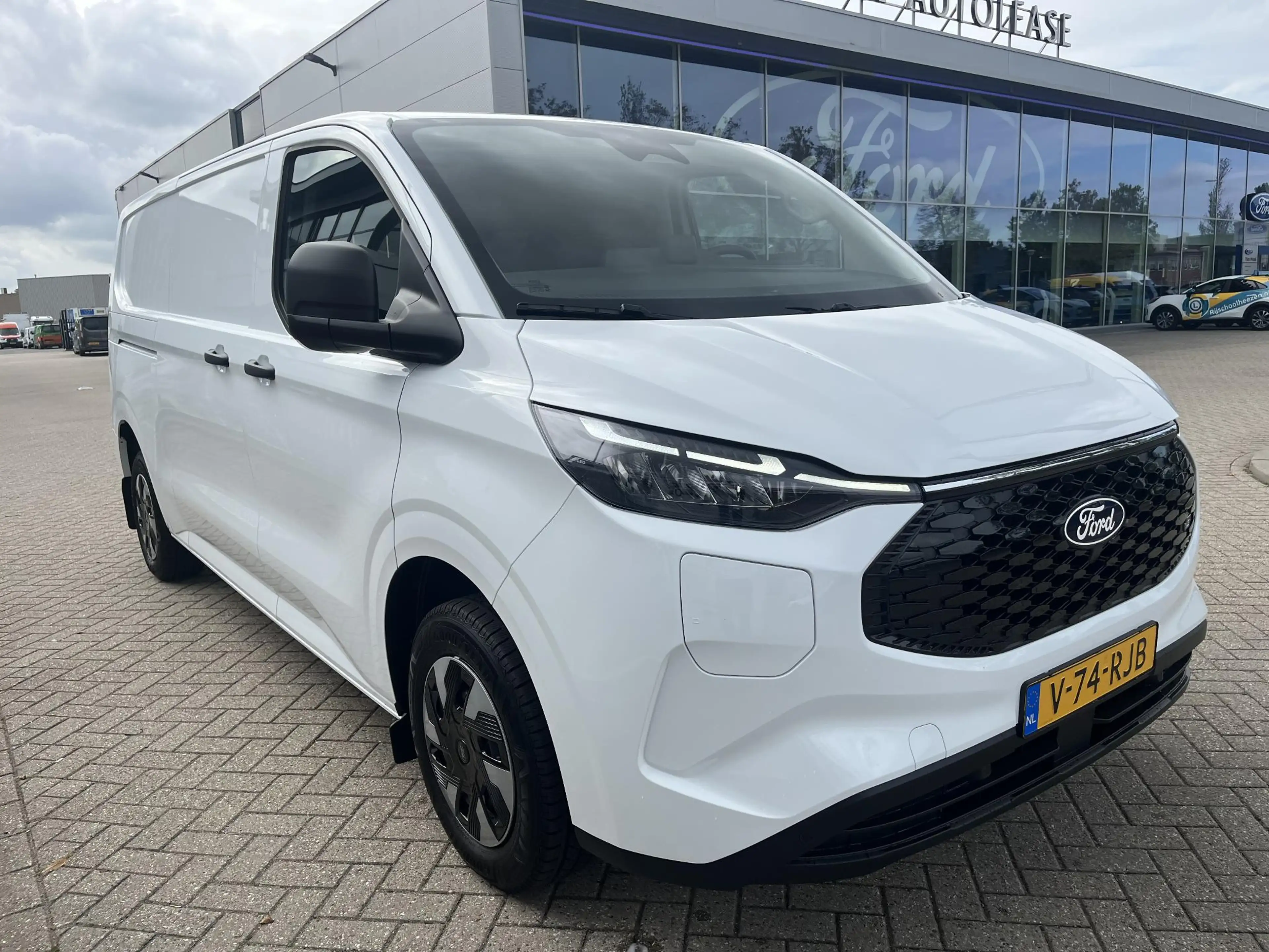 Ford E-Transit Cust. 340 L2H1 Limited 71 kWh | Stoelverwarming | — photo 3