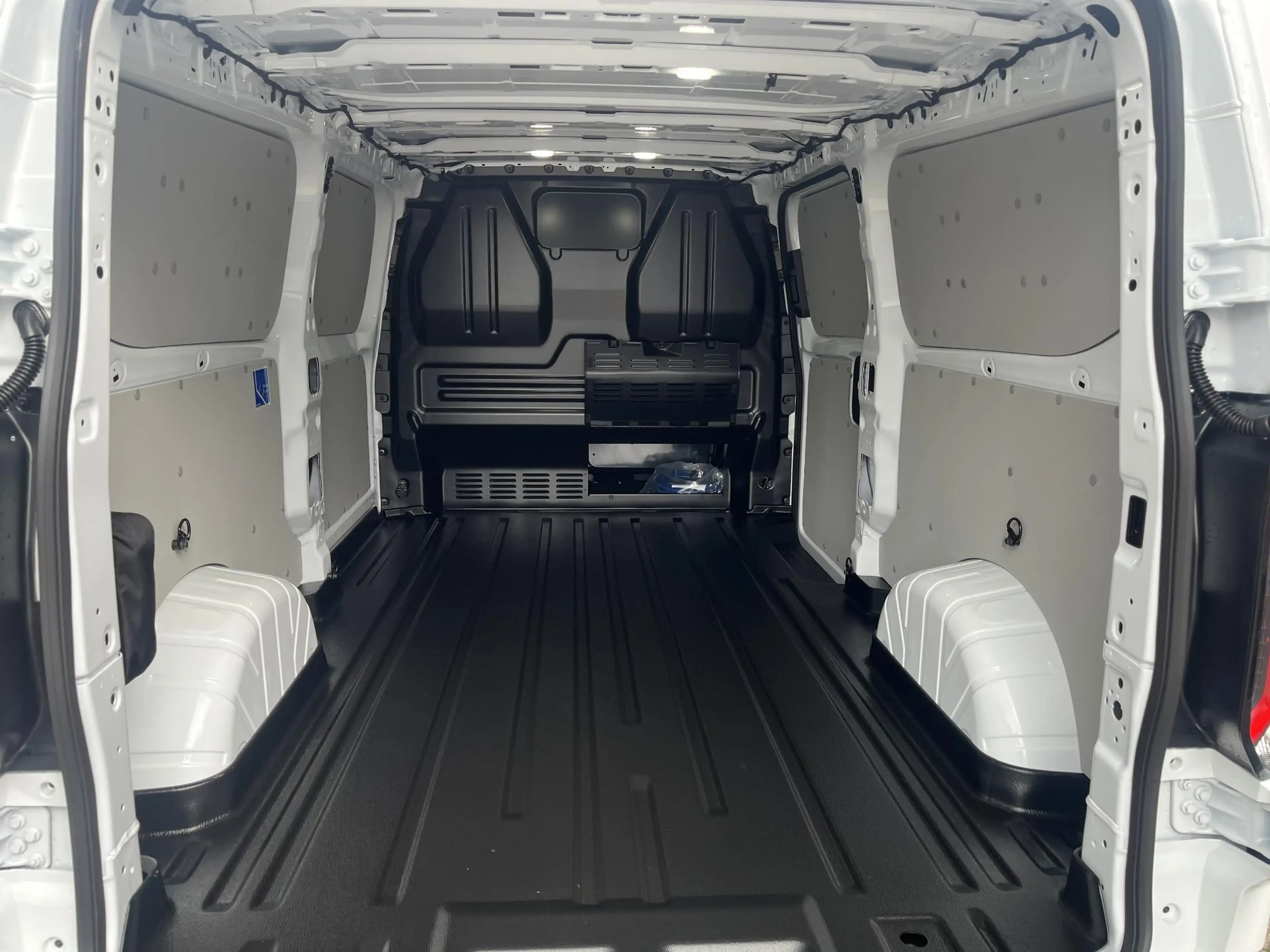 Ford E-Transit Cust. 340 L2H1 Limited 71 kWh | Stoelverwarming | — photo 12