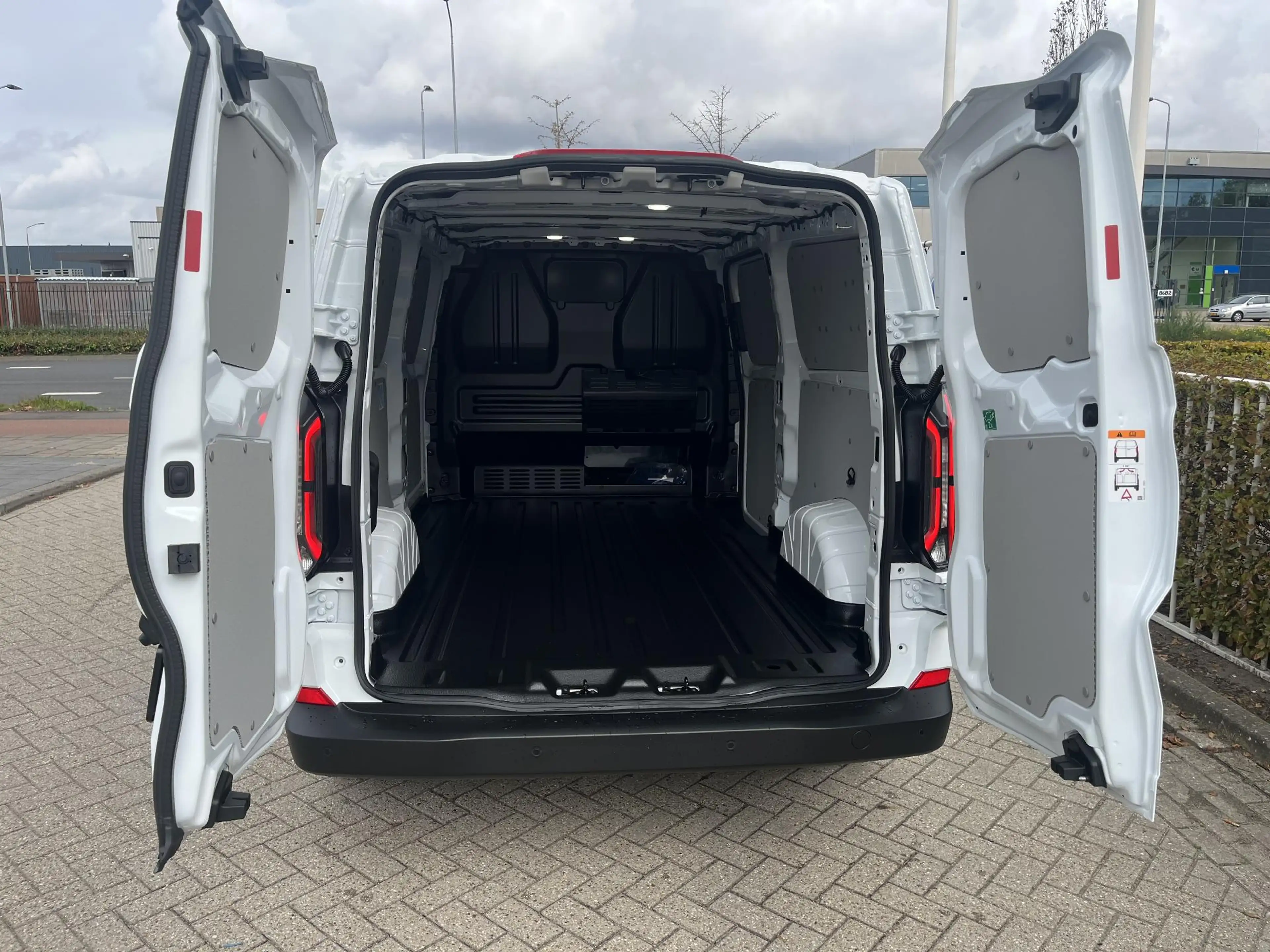 Ford E-Transit Cust. 340 L2H1 Limited 71 kWh | Stoelverwarming | — photo 11