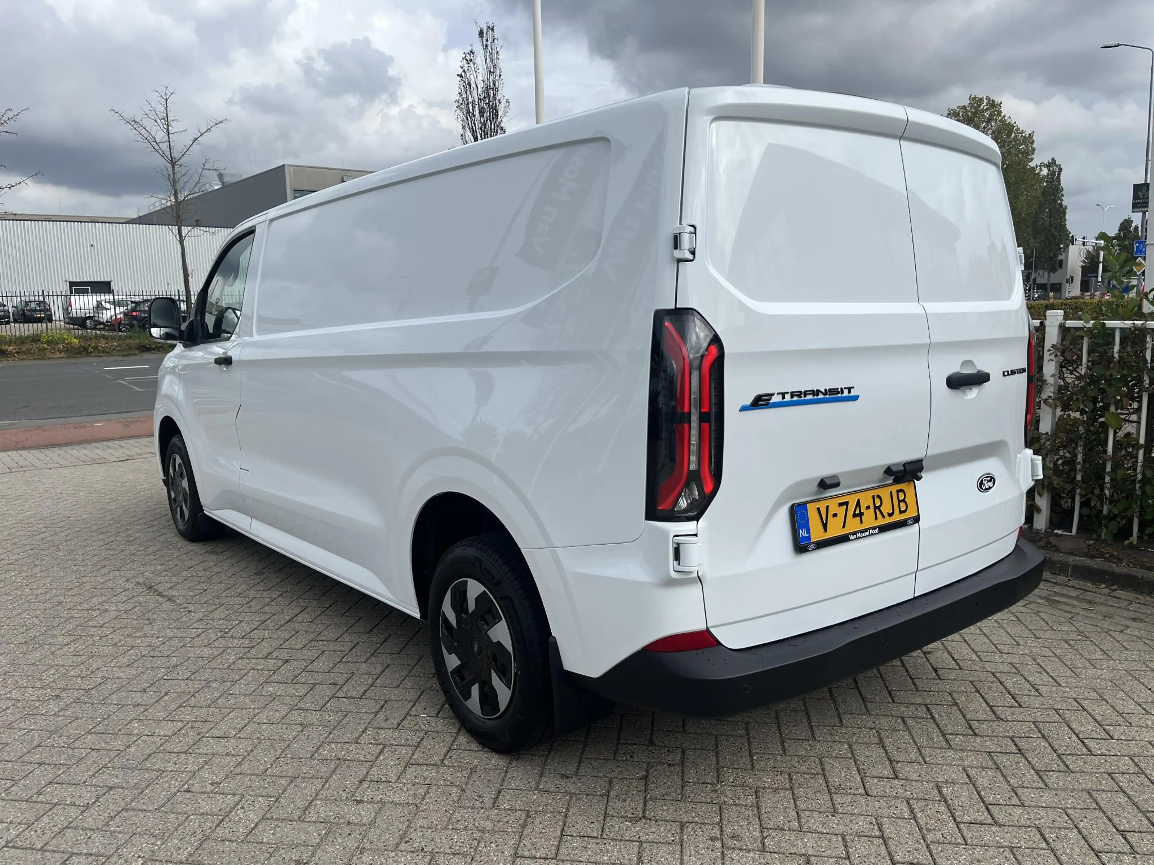 Ford E-Transit Cust. 340 L2H1 Limited 71 kWh | Stoelverwarming | — photo 6