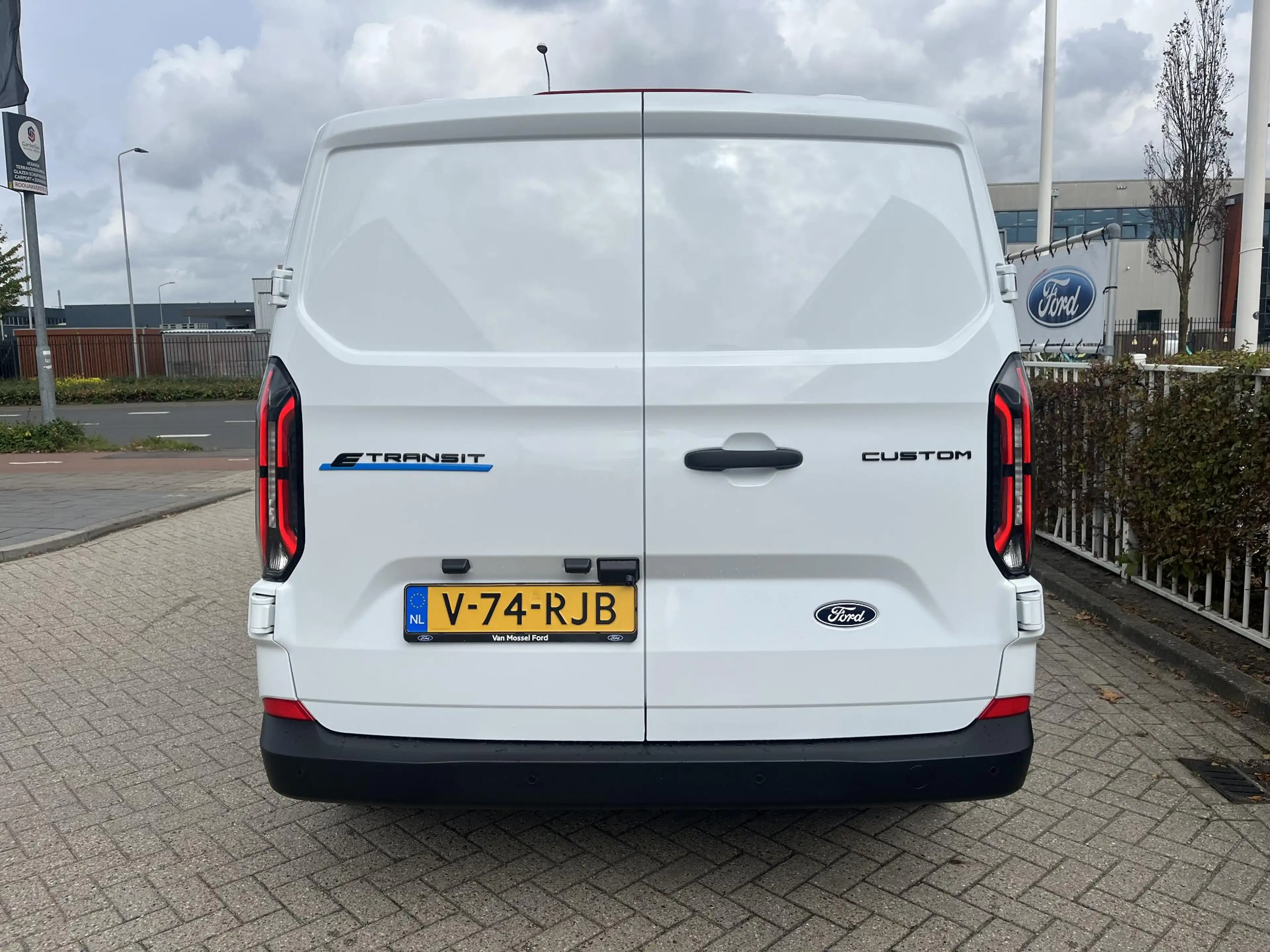Ford E-Transit Cust. 340 L2H1 Limited 71 kWh | Stoelverwarming | — photo 5