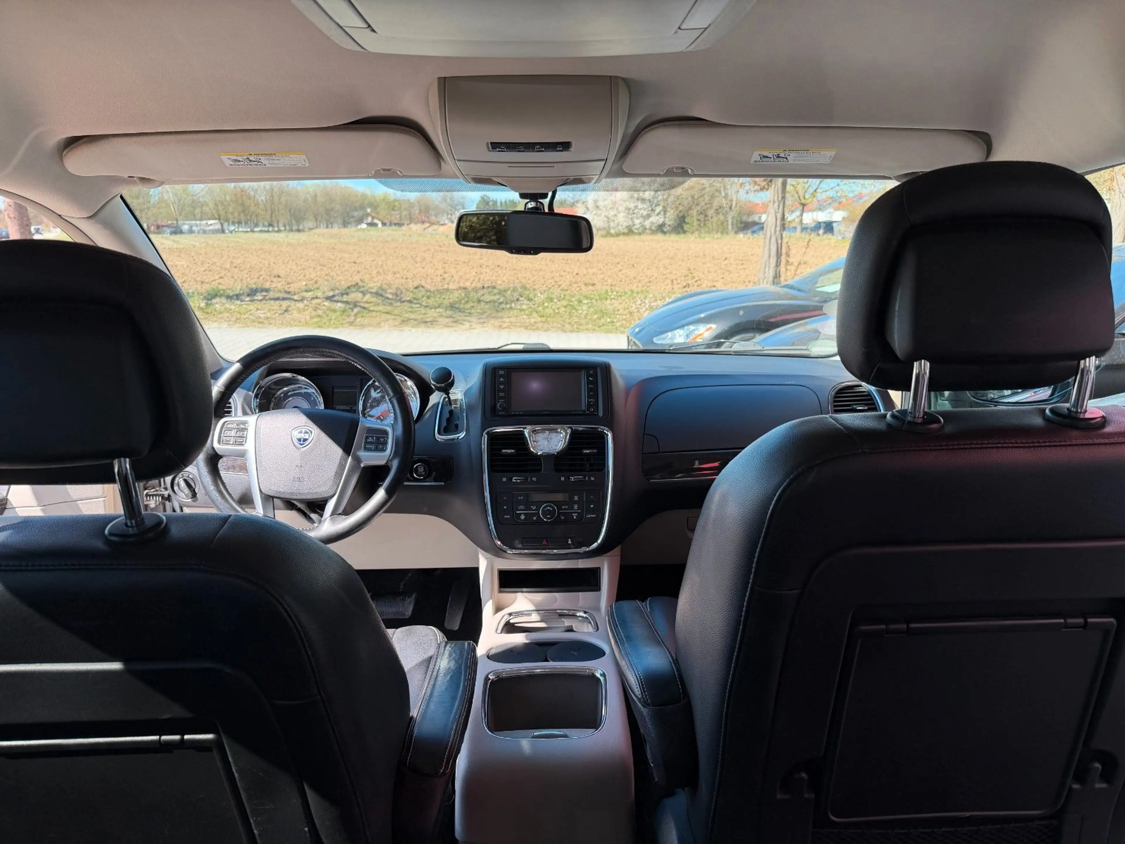 Lancia Voyager Gold — photo 14
