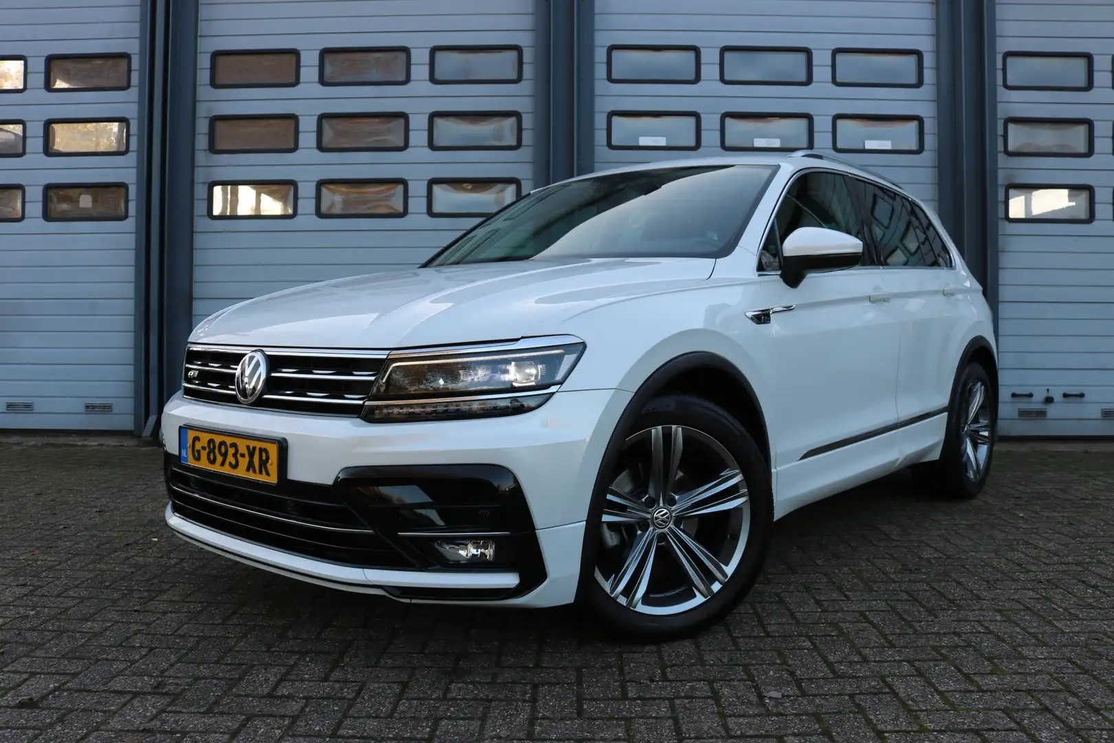 Volkswagen Tiguan 1.5 TSI ACT Highline R-line Autom Panodak Virtual Weiß - 2
