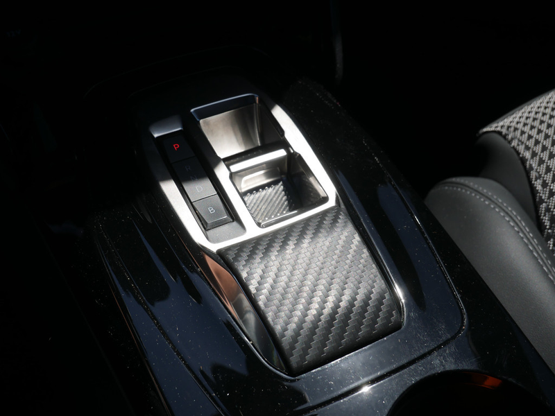 Peugeot e-2008 — photo 12
