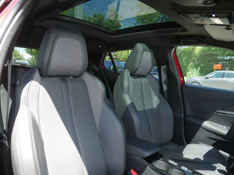 Peugeot e-2008 — photo 15