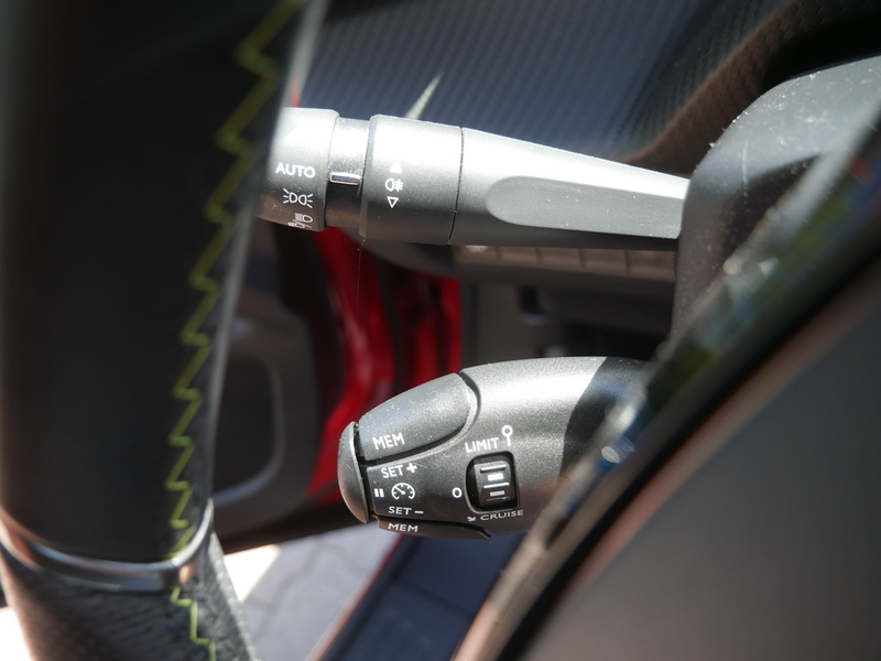 Peugeot e-2008 — photo 13