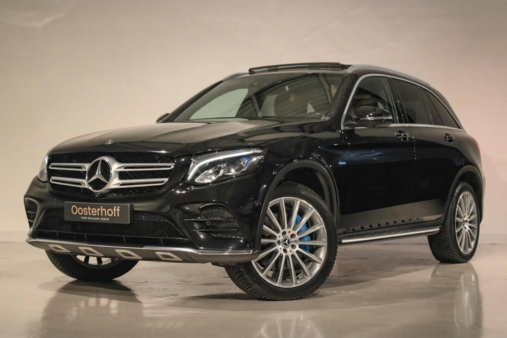 Mercedes-Benz GLC 350 350e 4MATIC Premium PANO | AMG LINE Schwarz - 1