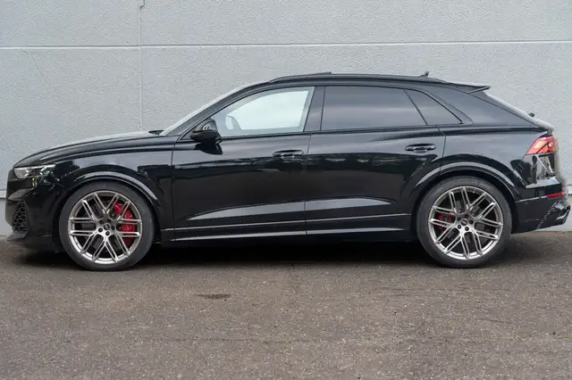 Audi RS Q8 view 5