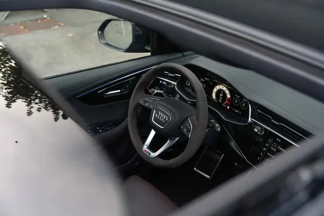 Audi RS Q8 view 11