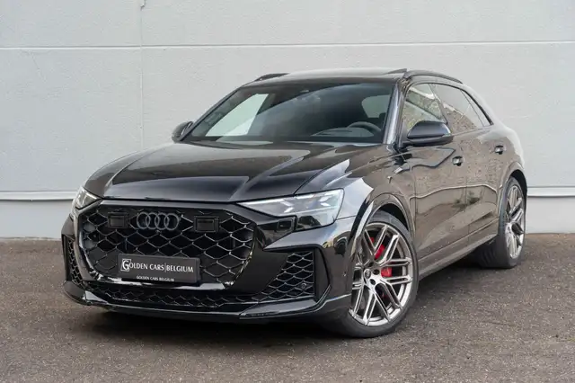 Audi RS Q8 view 4