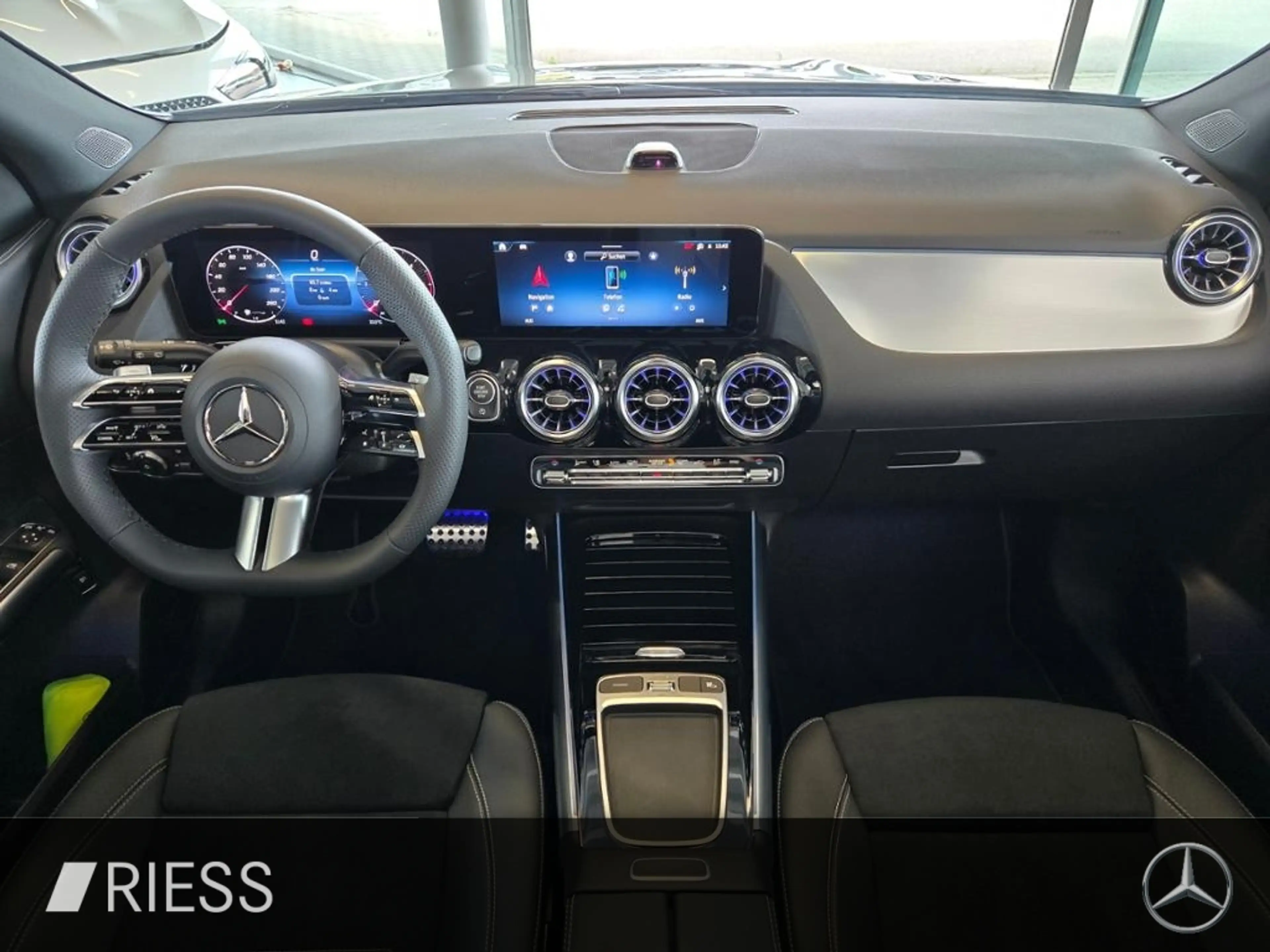 Mercedes-Benz GLA 200 d 4MATIC 360 ACC AHK AUT DynLicht Kam. — photo 12