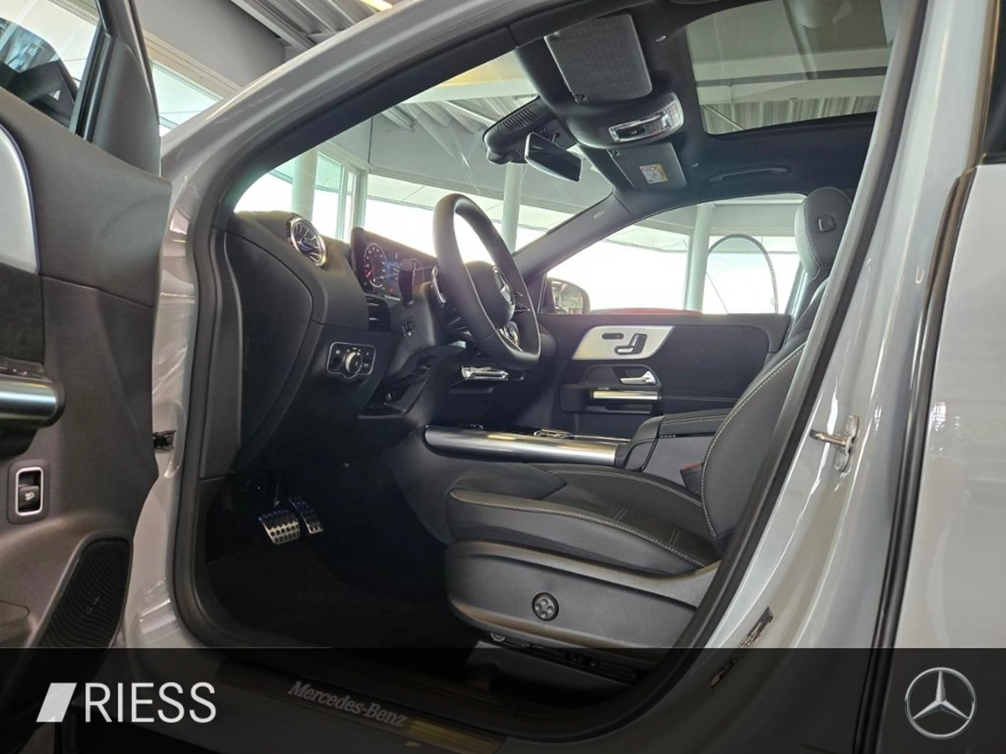 Mercedes-Benz GLA 200 d 4MATIC 360 ACC AHK AUT DynLicht Kam. — photo 3