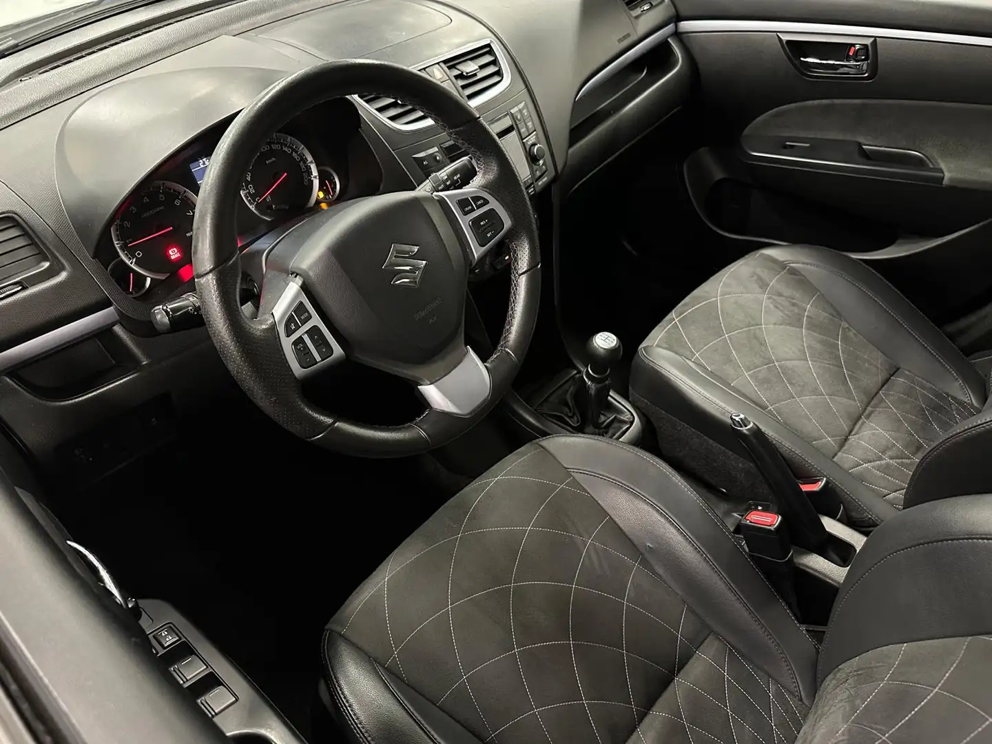 Suzuki Swift 1.2 Comfort EASSS / Airco / Radio / Stoel-Verwarmi Paars - 2