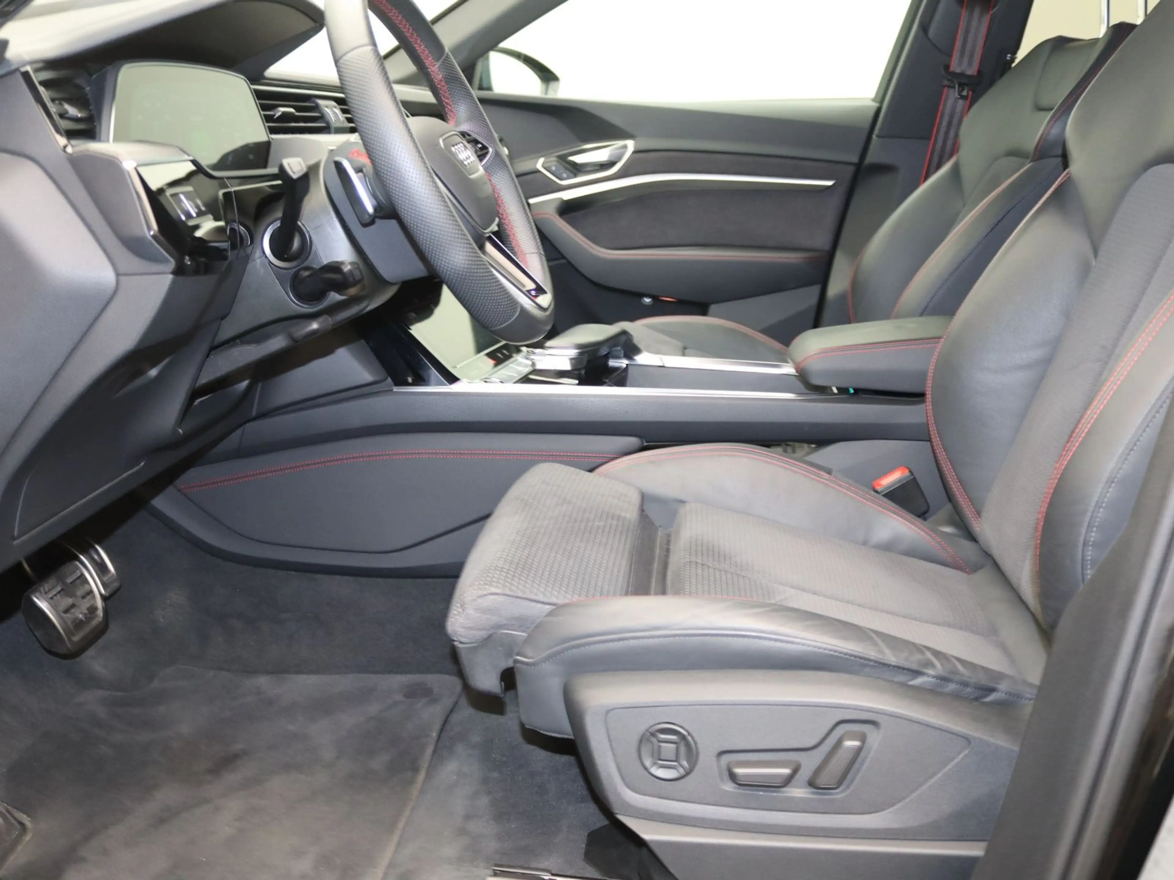Audi Q8 e-tron S-Line edition 55 quattro / Pano, AHK — photo 12