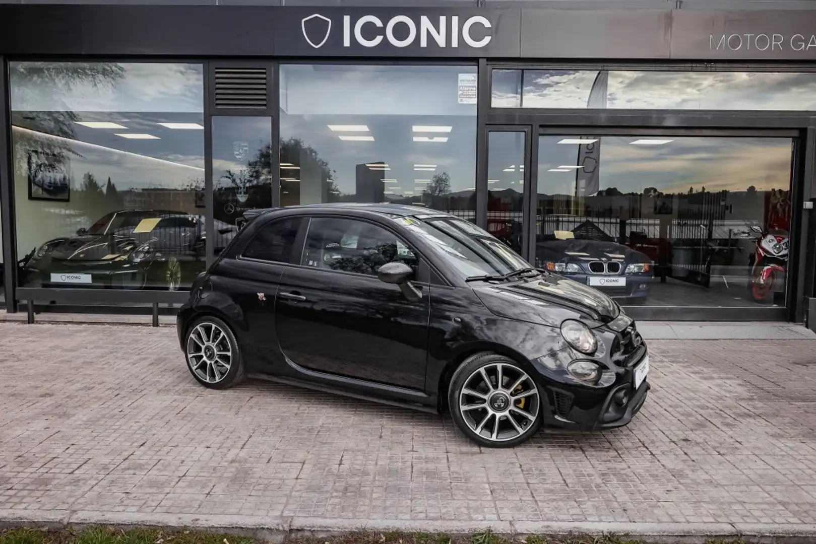 Abarth 695 Pequeño Automático de 2 Puertas Negro - 1