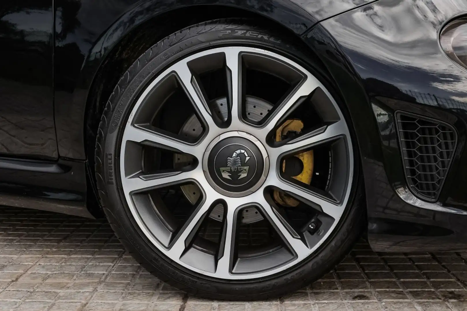 Abarth 695 Pequeño Automático de 2 Puertas Negro - 2