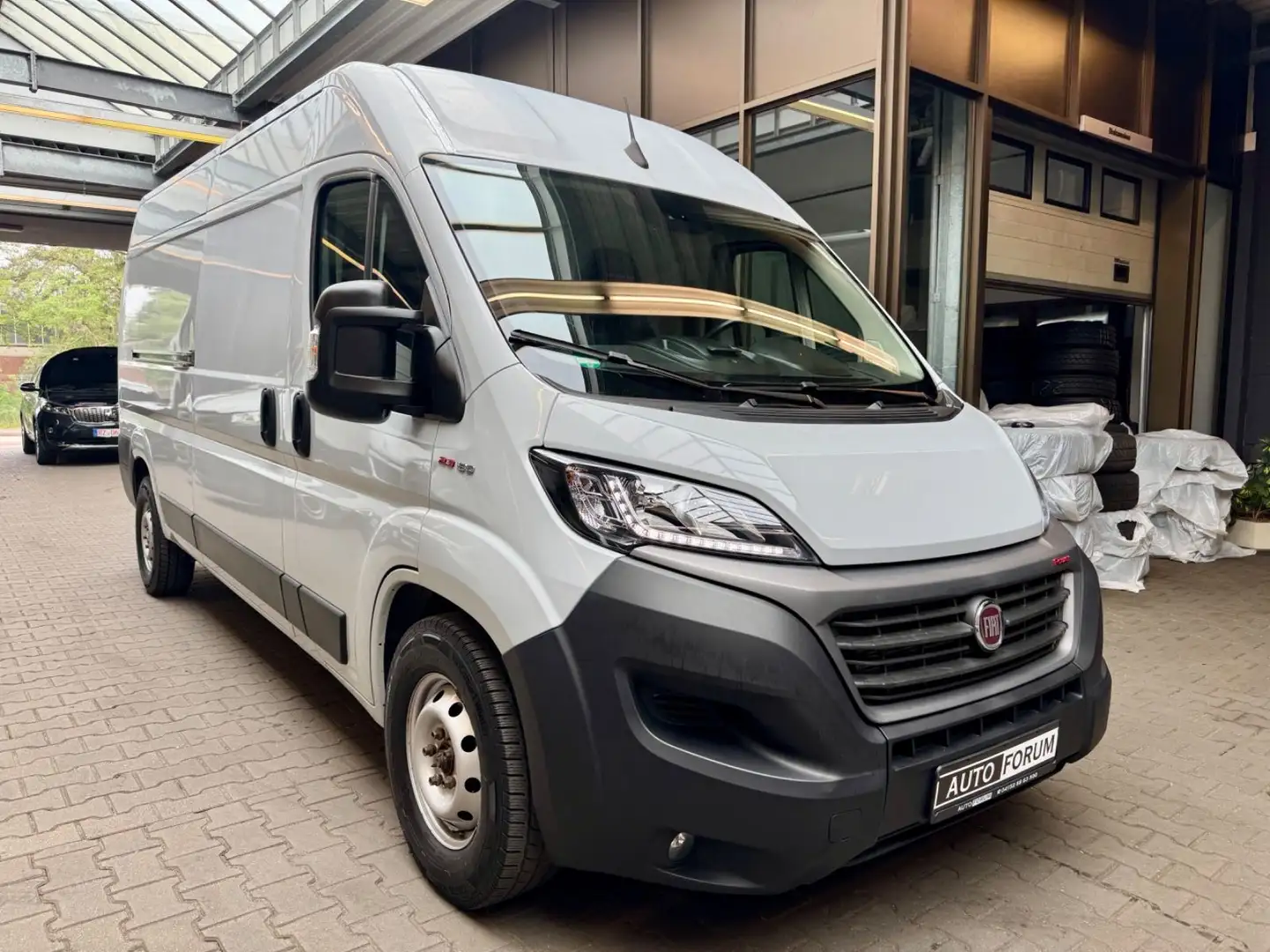 Fiat Ducato 2.3 D L4H2 MAXI AUT AHK NAVI STANDHZG CAM Grau - 2
