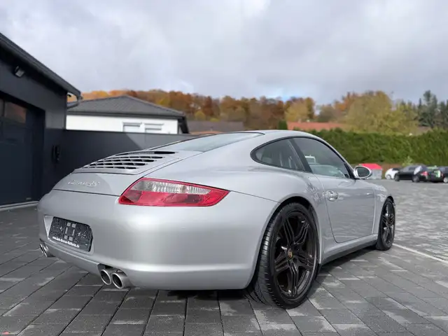 Porsche 997 view 7