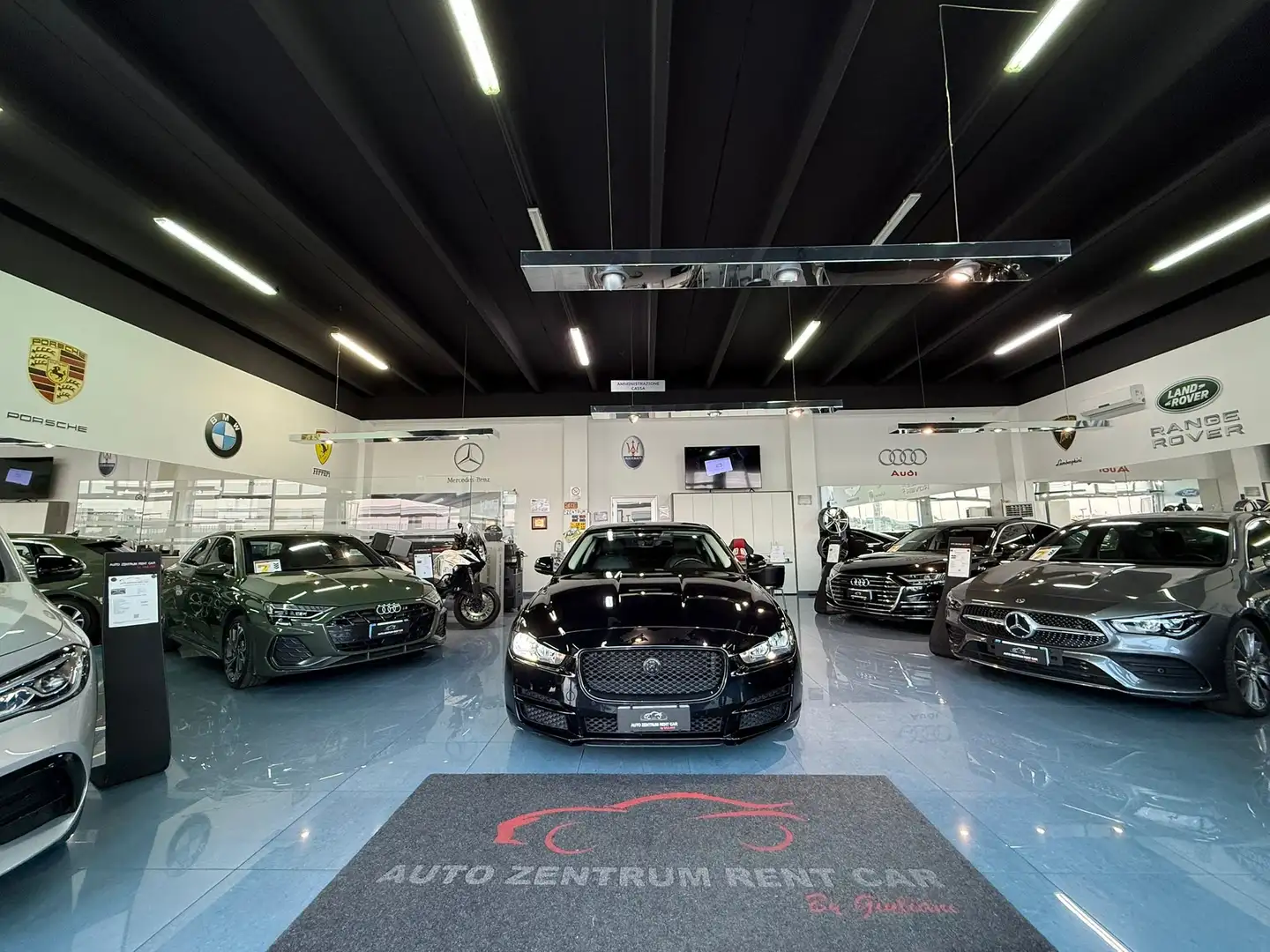 Jaguar XE XE 2.0d i4 Prestige 180cv auto my18 Nero - 1