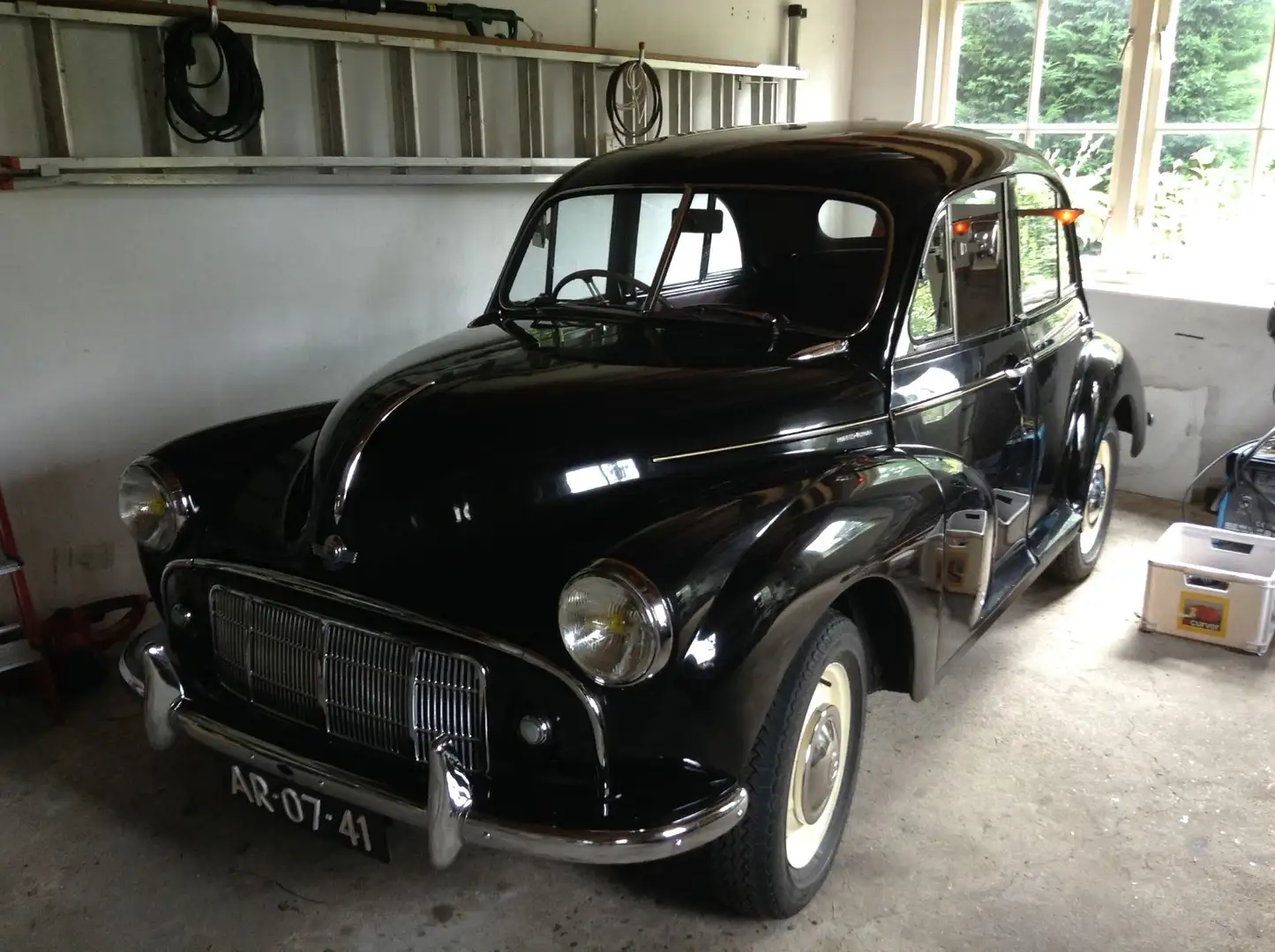 Oldtimer Morris Minor 4 deurs de luxe Schwarz - 1