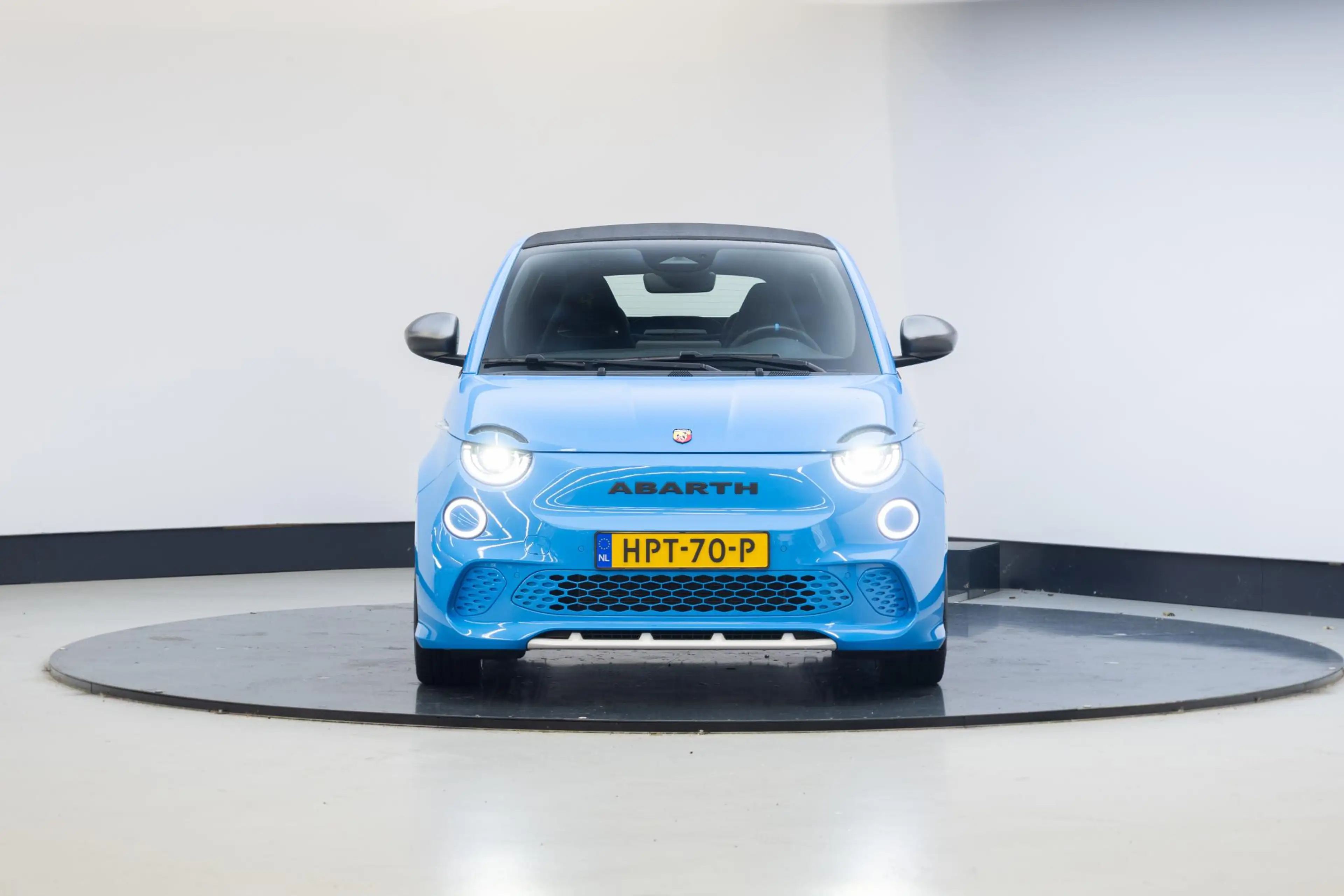 Fiat 500C Abarth Turismo 42 kWh — photo 23