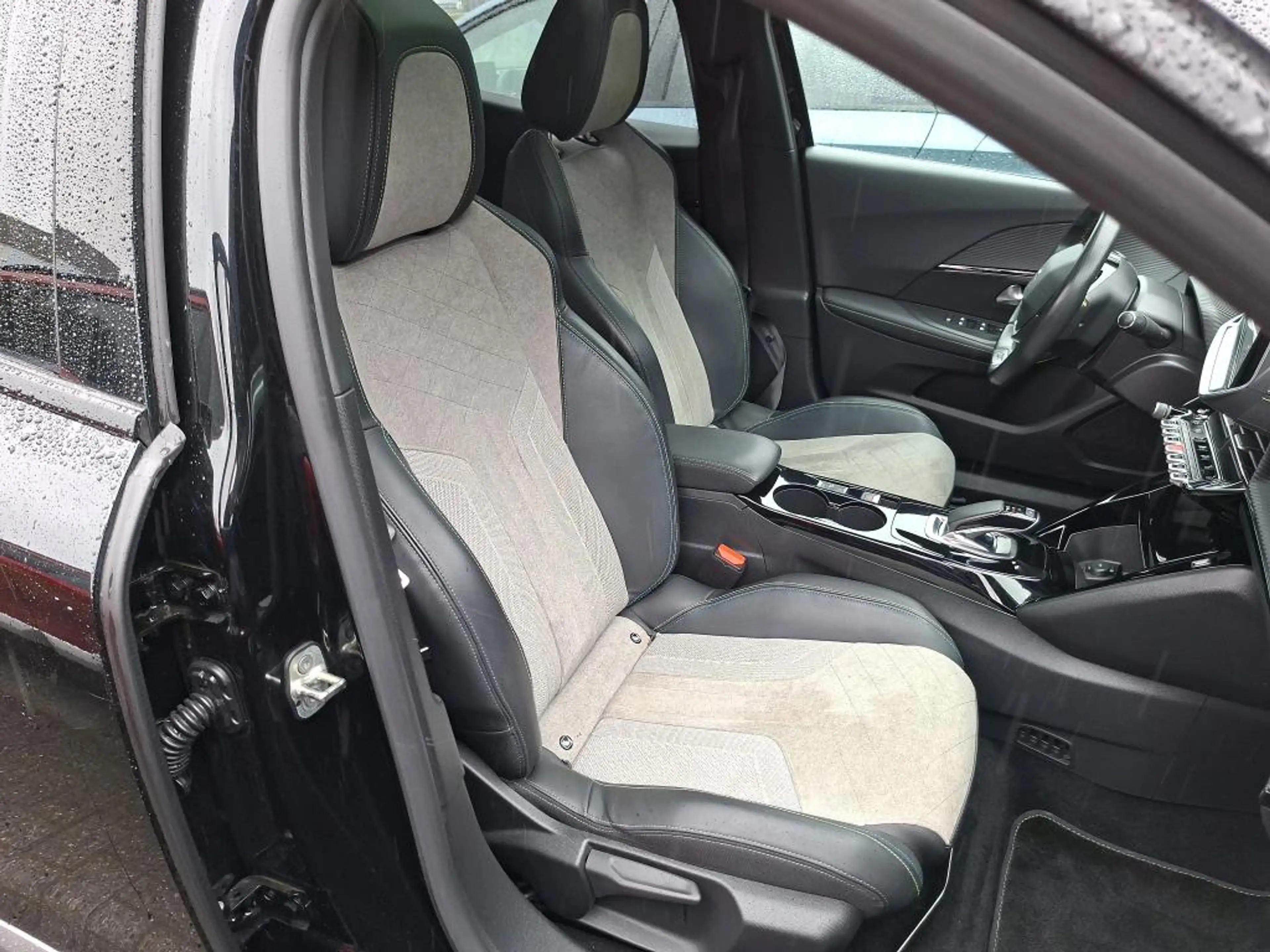 Peugeot e-2008 EV GT Pack 50 kWh | Fase 3 laden | SOH 90,94% | Pa — photo 8