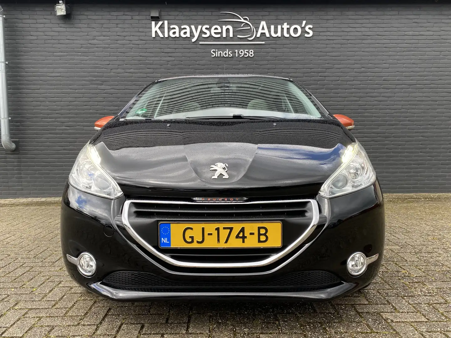 Peugeot 208 1.2 PureTech Roland Garros 110 pk | navigatie | pa Zwart - 2