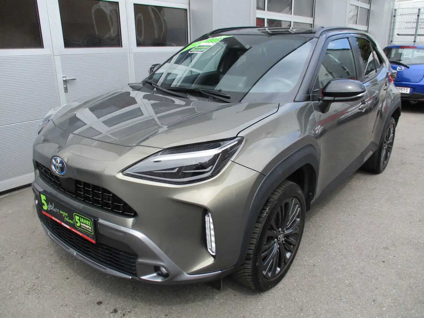 Toyota Yaris Cross 1.5 -i Adventure ACC+LED+Navi+SHZ+LM Grau - 2