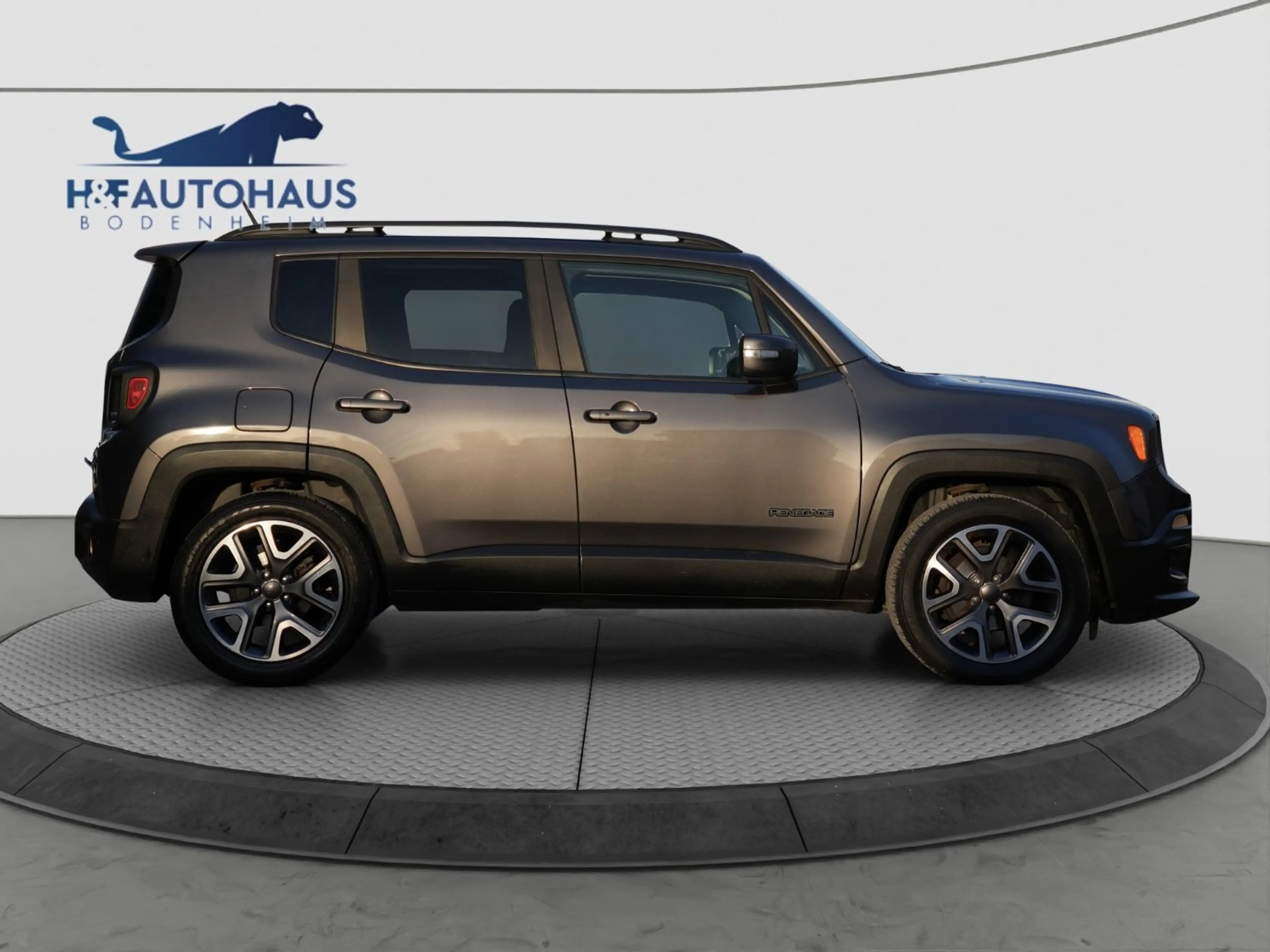 Jeep Renegade Longitude FWD/PDC/NAVI/TÜV NEU/1.HAND — photo 4
