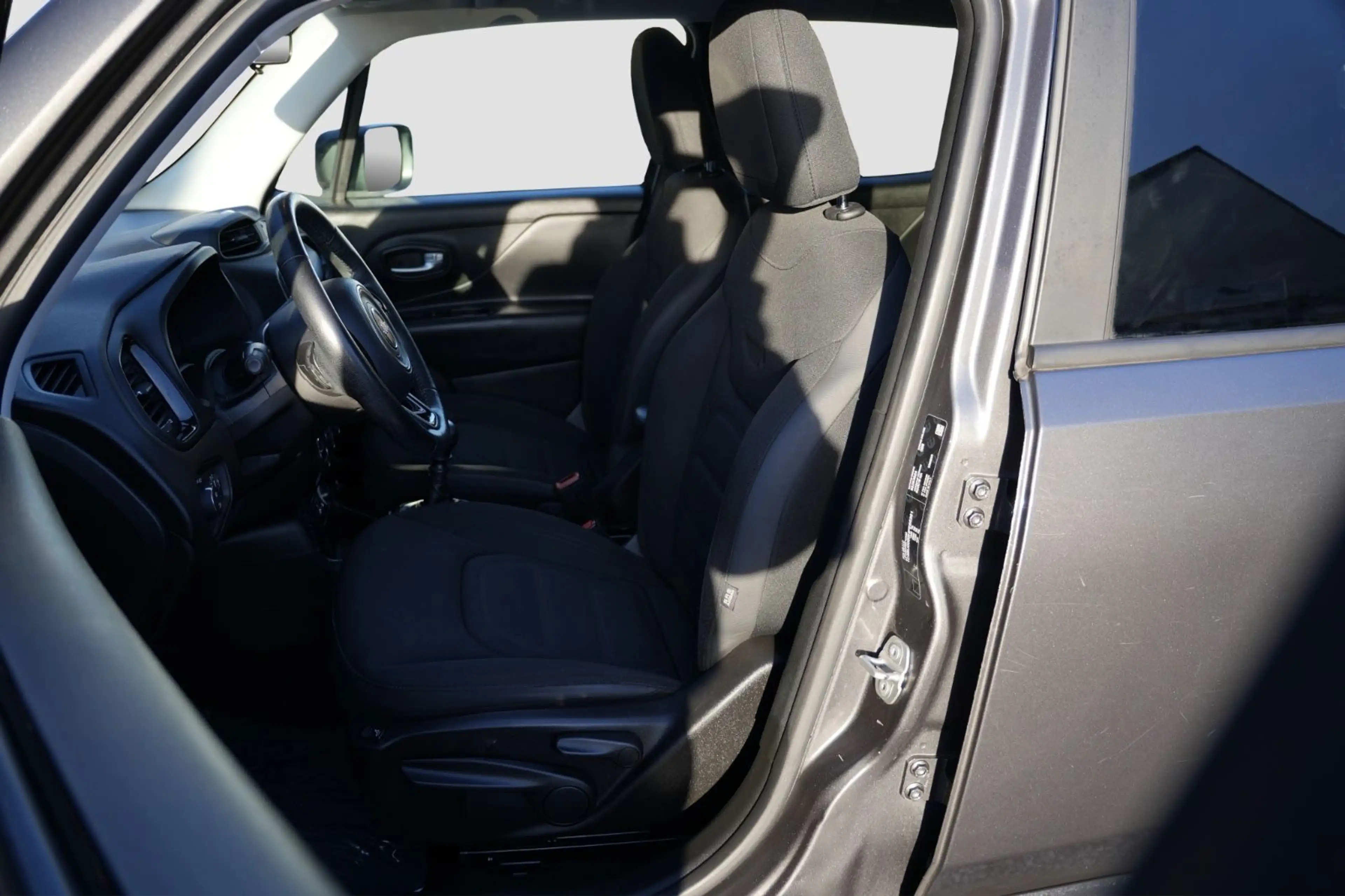 Jeep Renegade Longitude FWD/PDC/NAVI/TÜV NEU/1.HAND — photo 24
