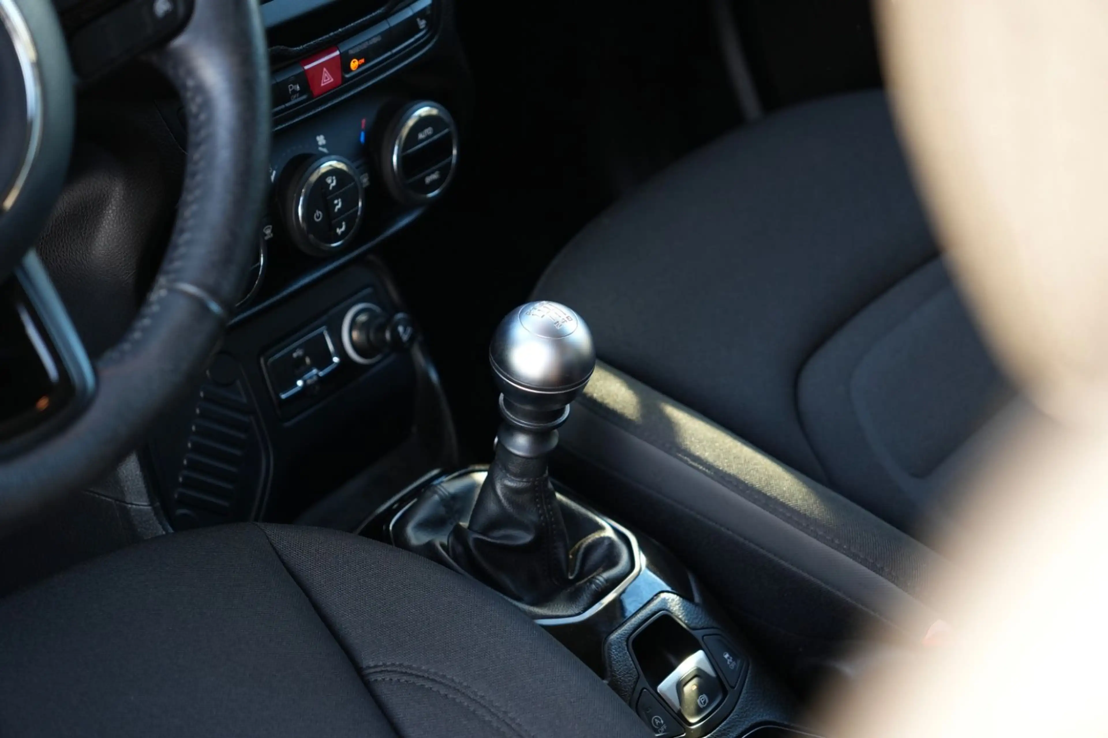 Jeep Renegade Longitude FWD/PDC/NAVI/TÜV NEU/1.HAND — photo 17