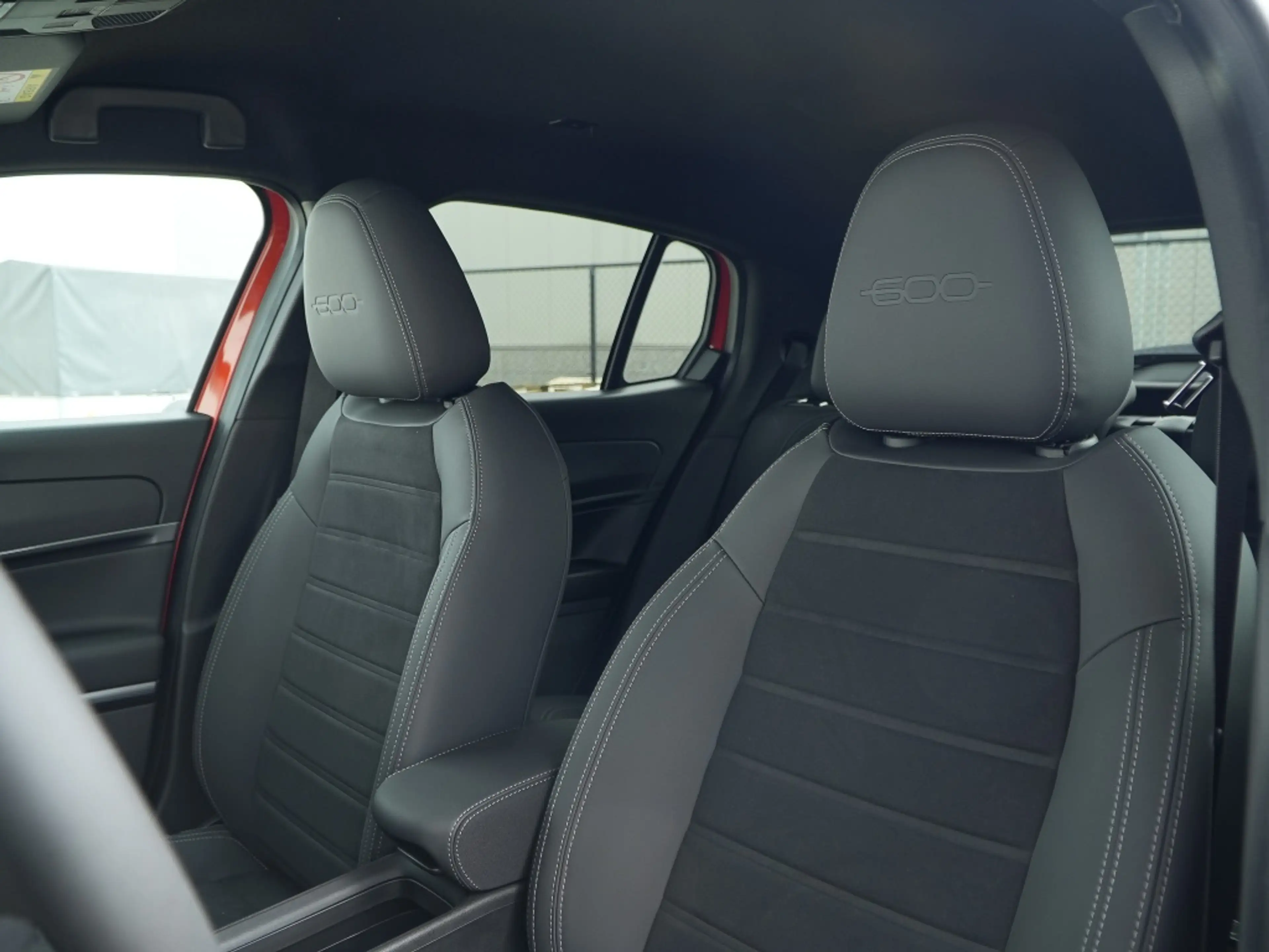Fiat 600e Sport 54 kWh | Carplay | Camera | Winter | 18" — photo 3