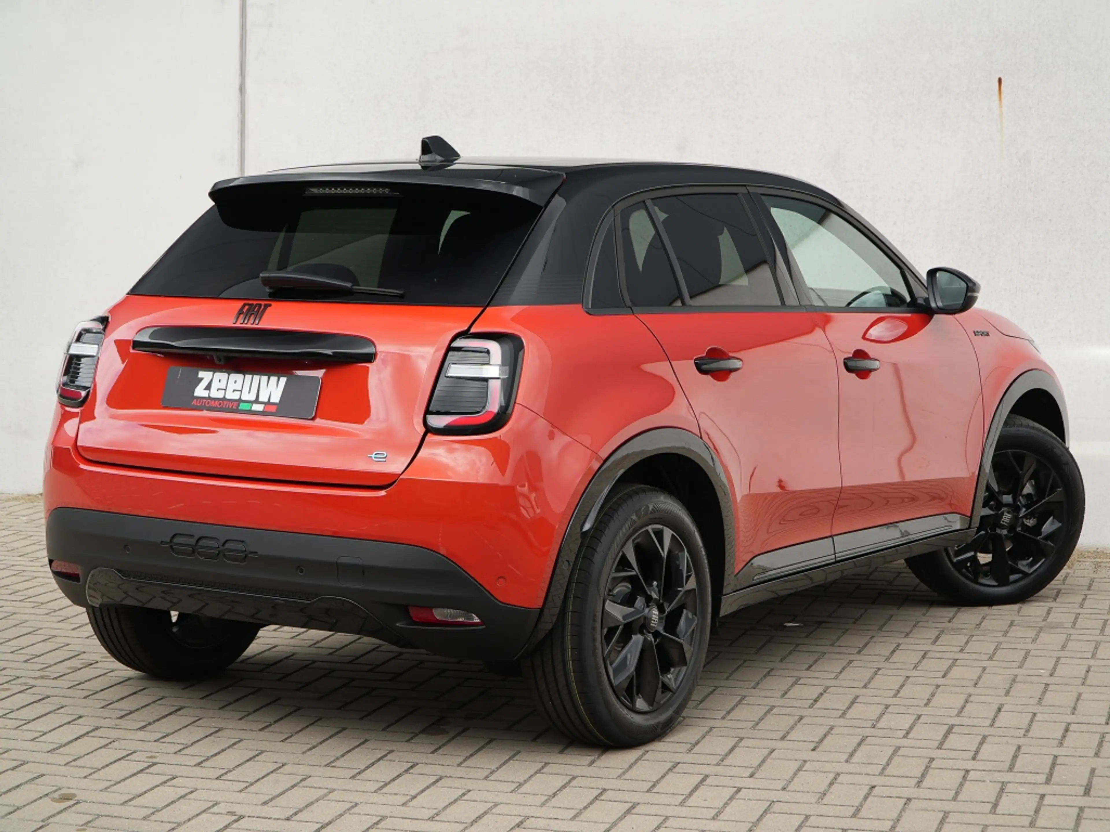 Fiat 600e Sport 54 kWh | Carplay | Camera | Winter | 18" — photo 2